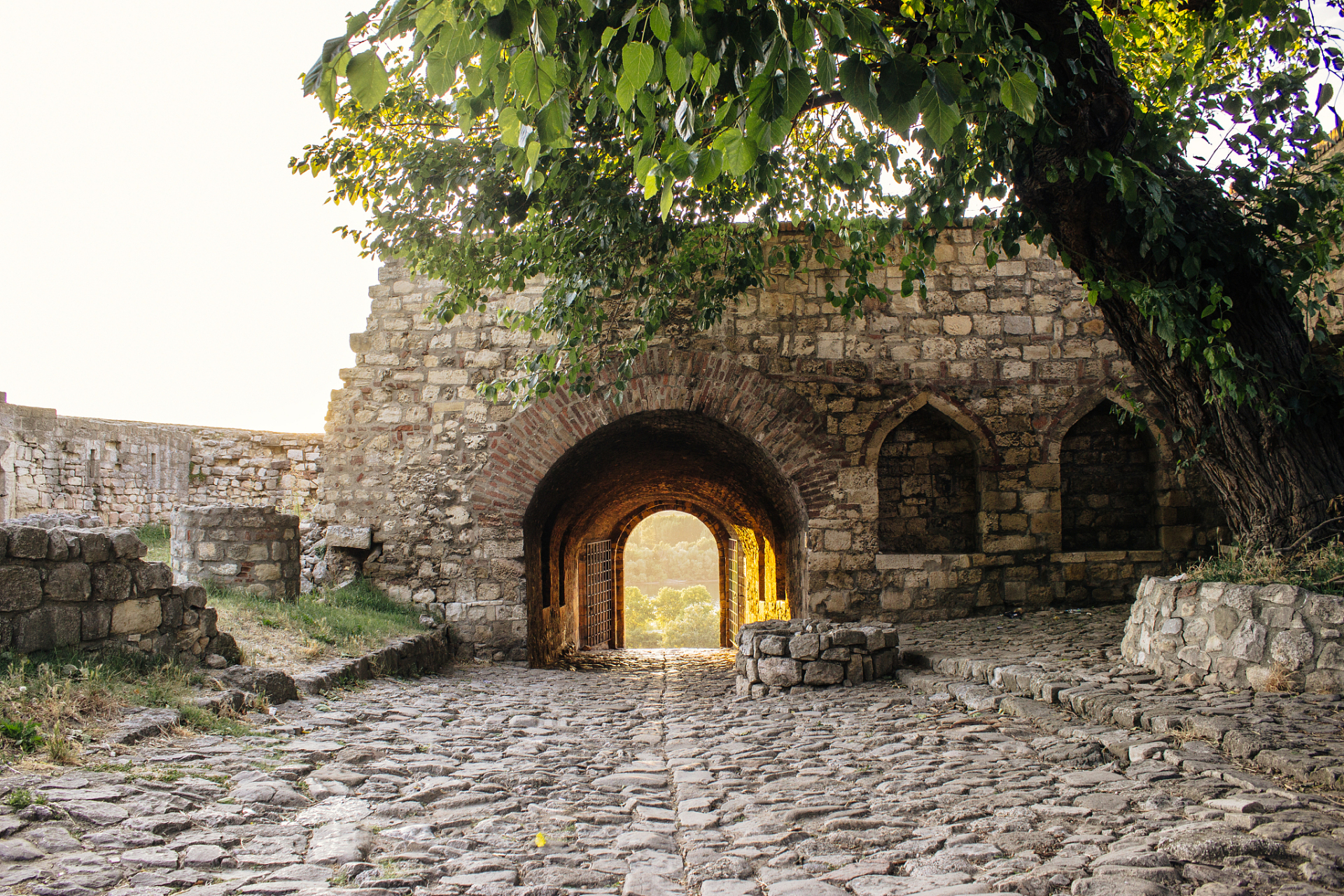 湘峪古堡位于山西省晋城市沁水县郑村镇湘峪村,以明朝末年为时代背景