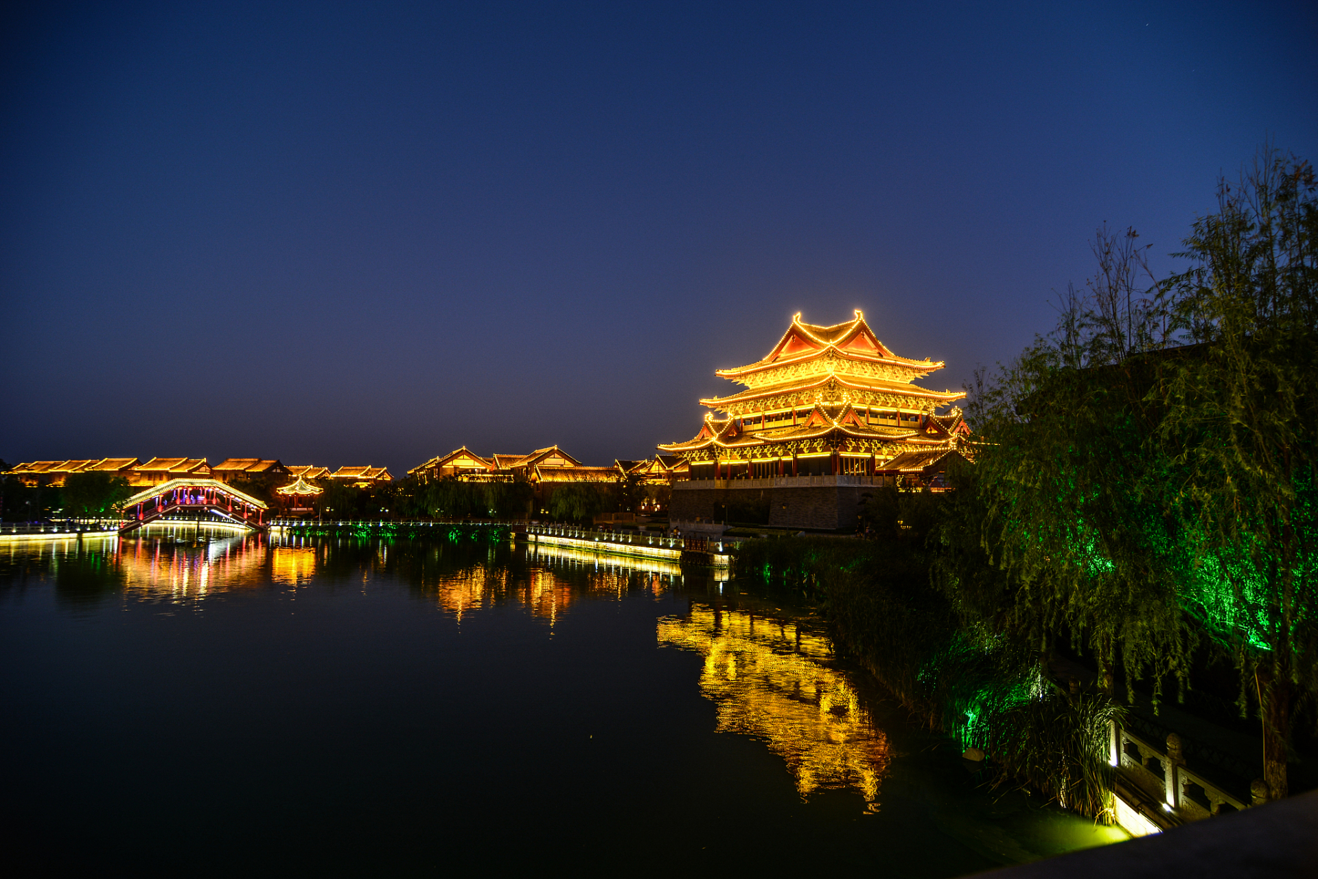 以下是开封最美的几个夜景:  11566清明上河园:作为开封最著名的