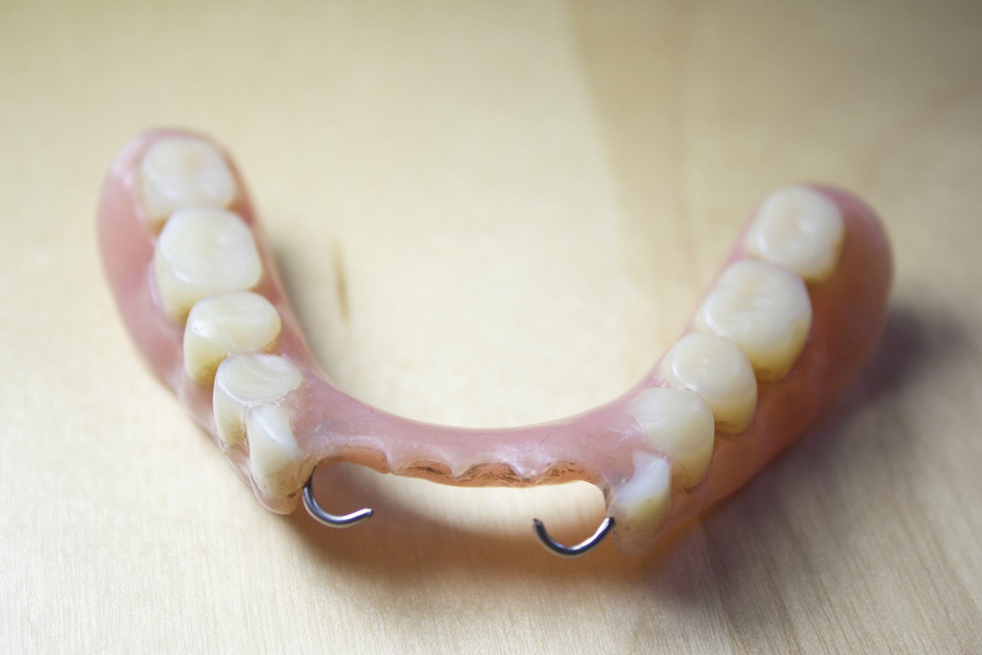 还有可能是吃了坚硬的东西所导致的,这种情况下就会出现托槽从牙齿上