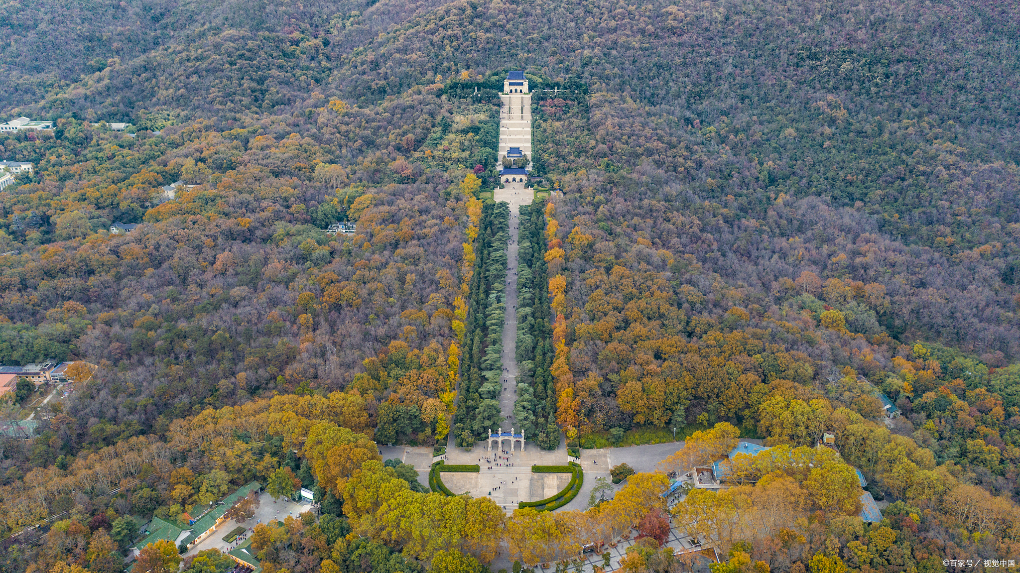 南京钟山风景区,又称紫金山,以其绵延起伏的山势和丰富的历史文化而