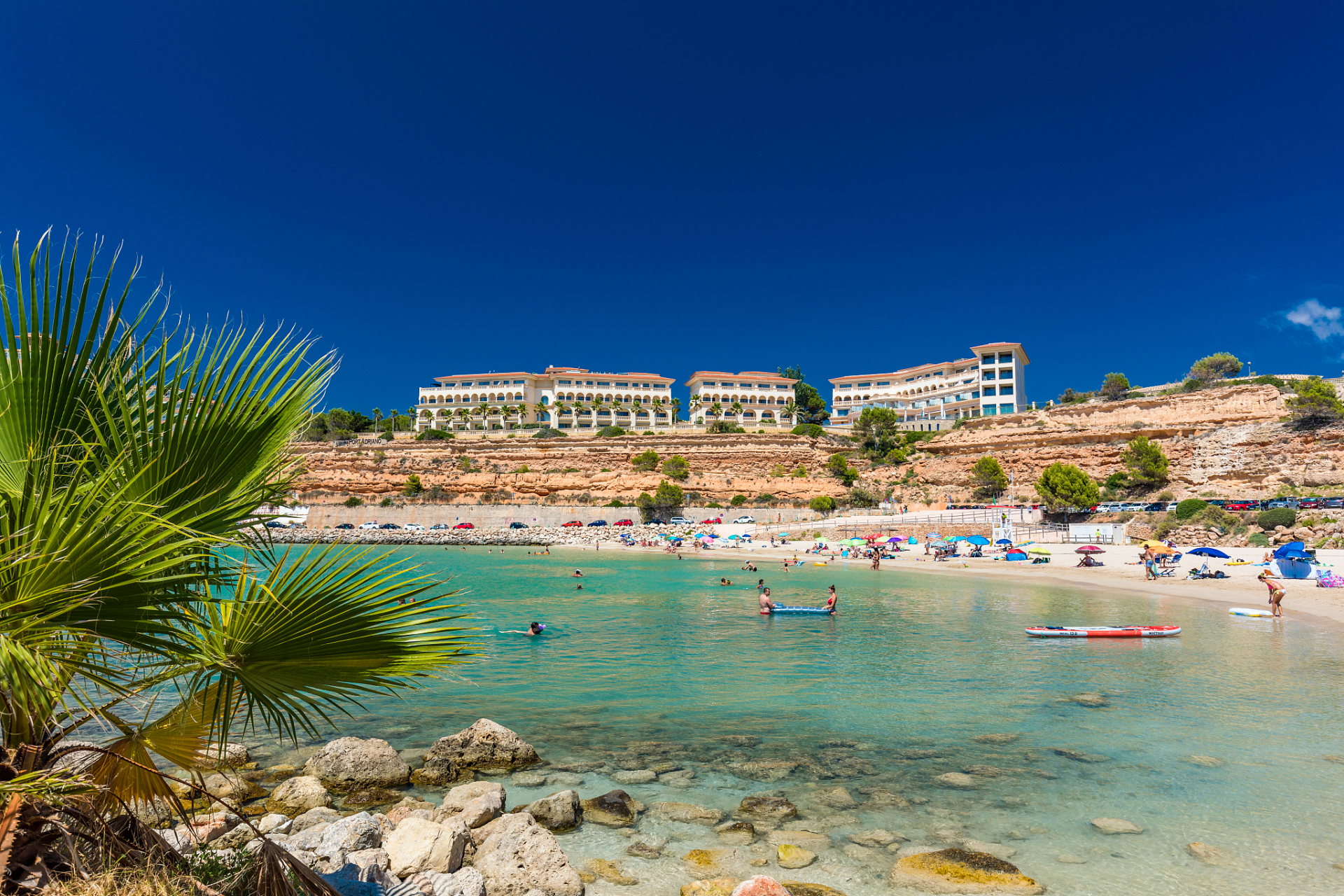 西班牙,一个充满海滩差异和魅力的国家,拥有长达1930多公里的海岸线.