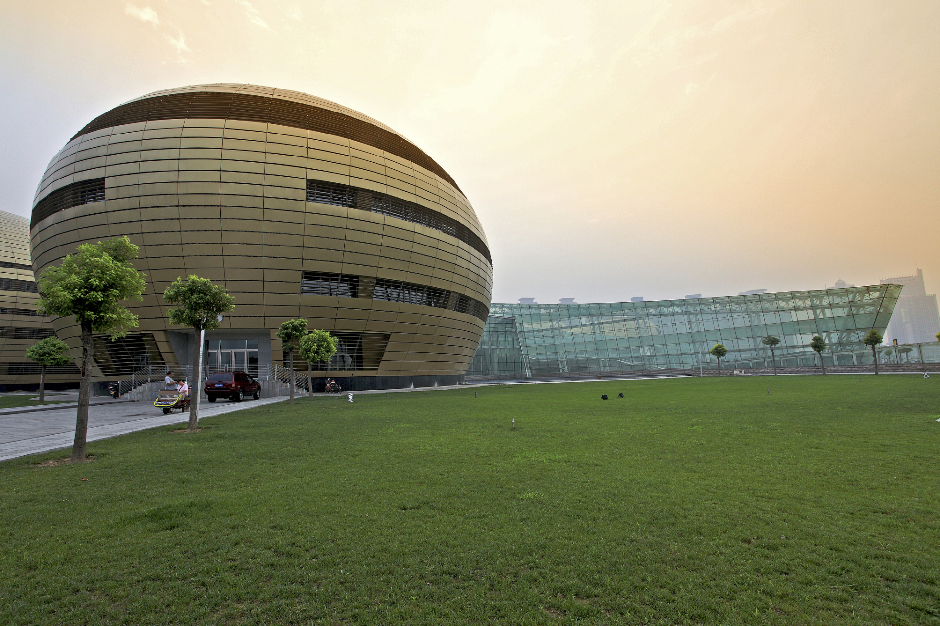 河南艺术中心位于郑州市金水区商务内环路,这里的建筑很有特色,是郑州