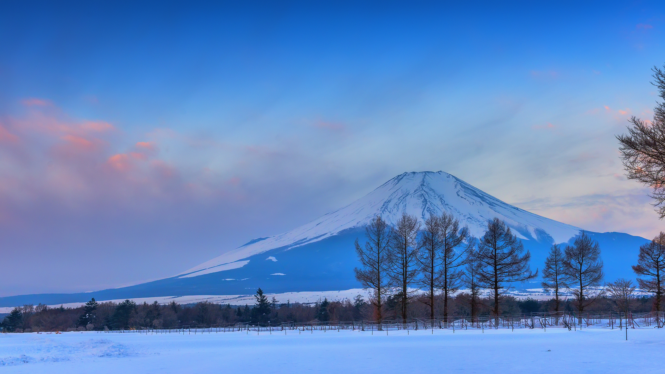 无论远观或近距离感受,富士山都能带来震撼美景.