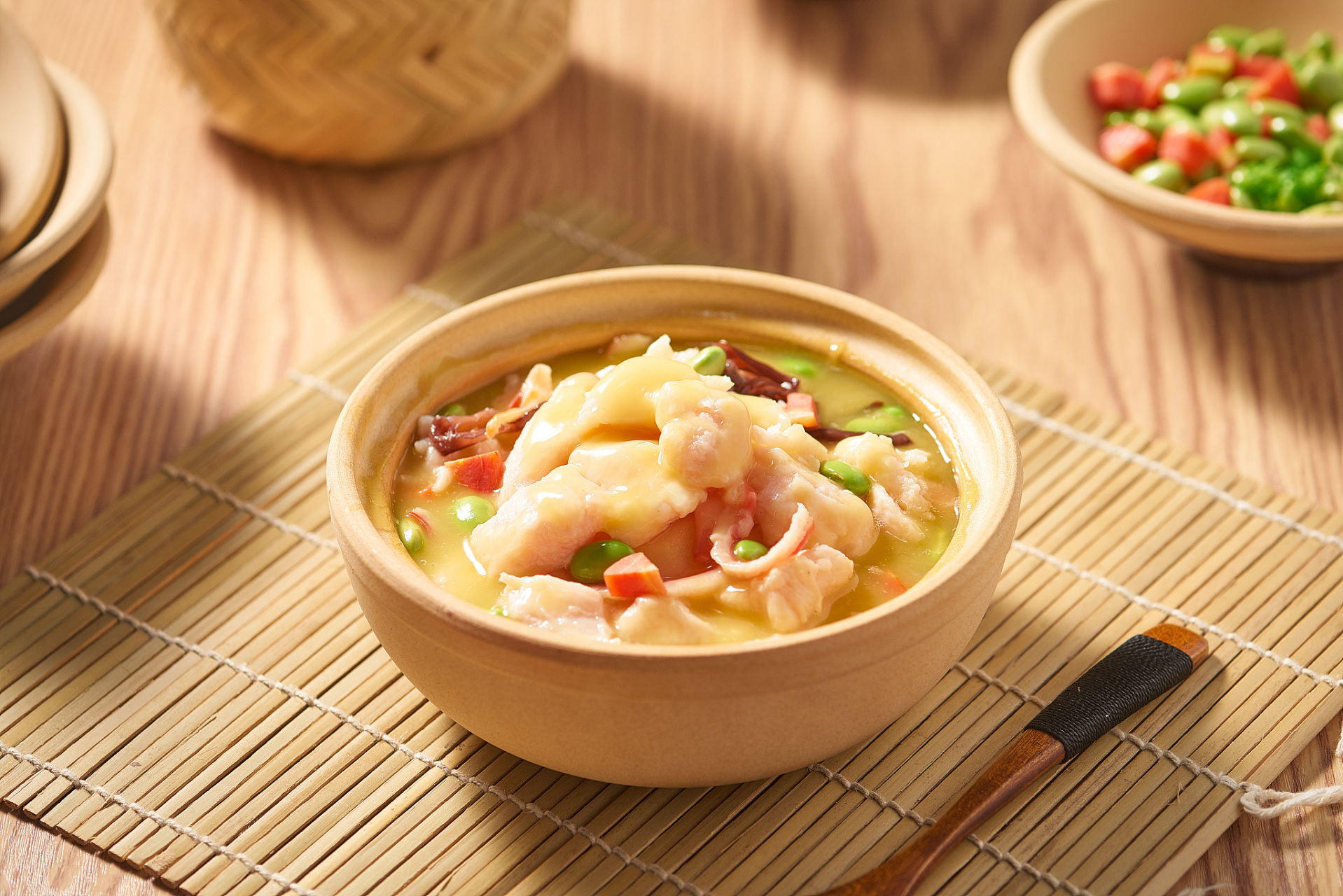 水煮肉片是川菜佳肴,有麻辣和清淡两种做法.