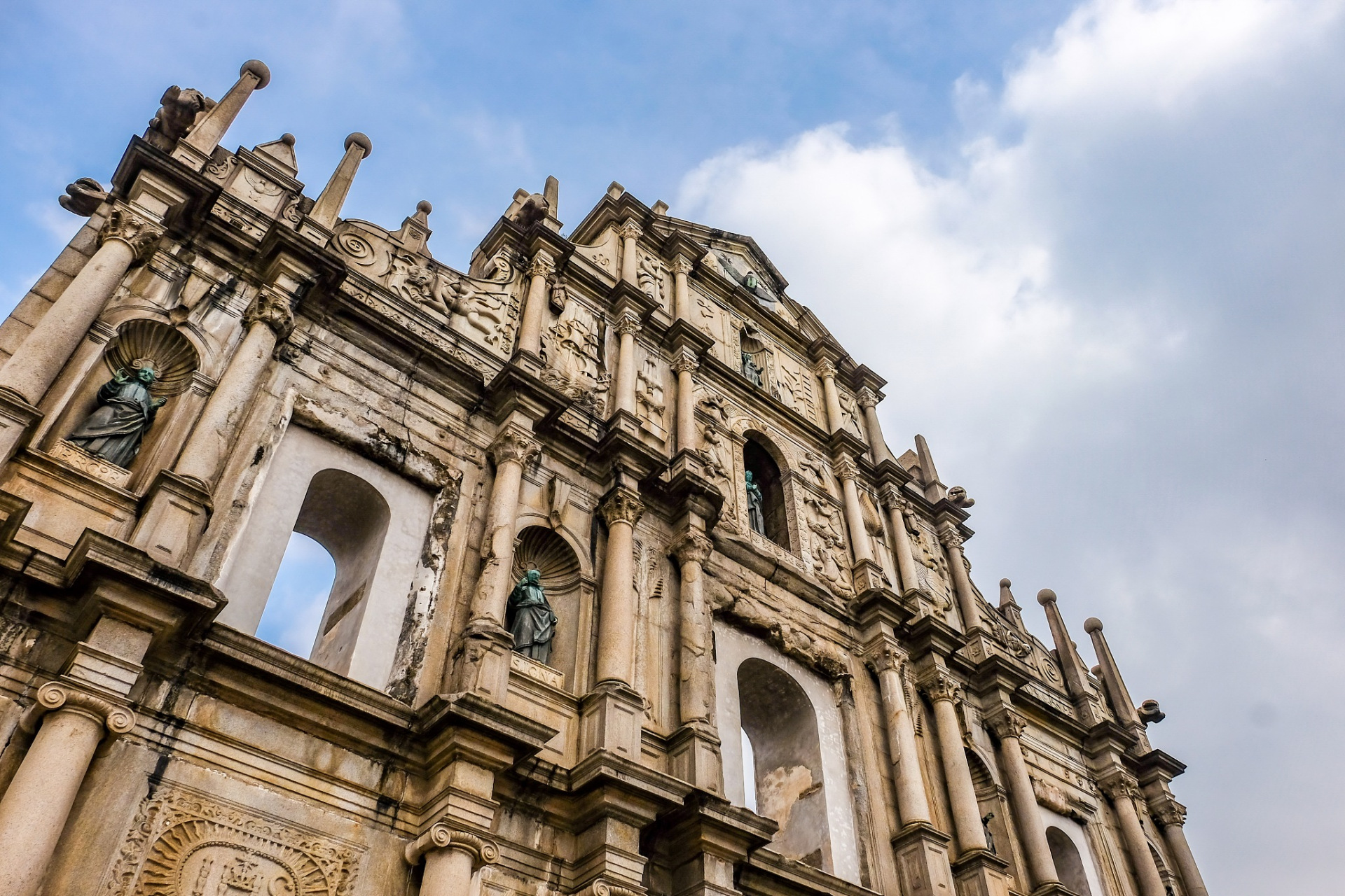 澳门的大三巴牌坊不仅是一座哥特式建筑的壮丽之作,还是澳门历史城区