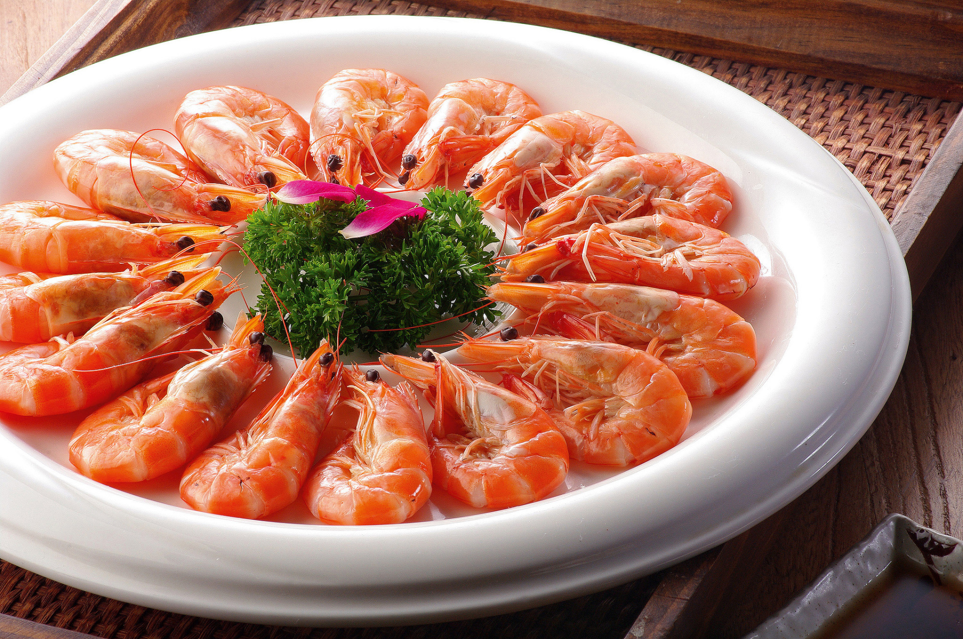 简单方便又营养丰富哦~快试试吧～[原文:白灼虾像我这样做,一滴水.