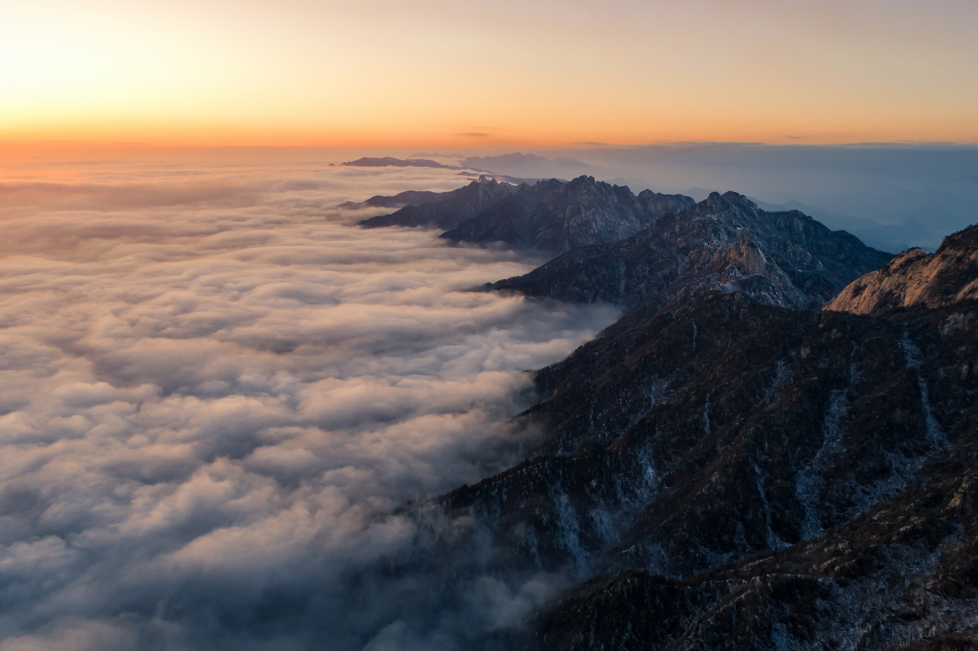 云上春山踏青季#   泰山的云海是山东泰山顶峰的特有自然奇观之一