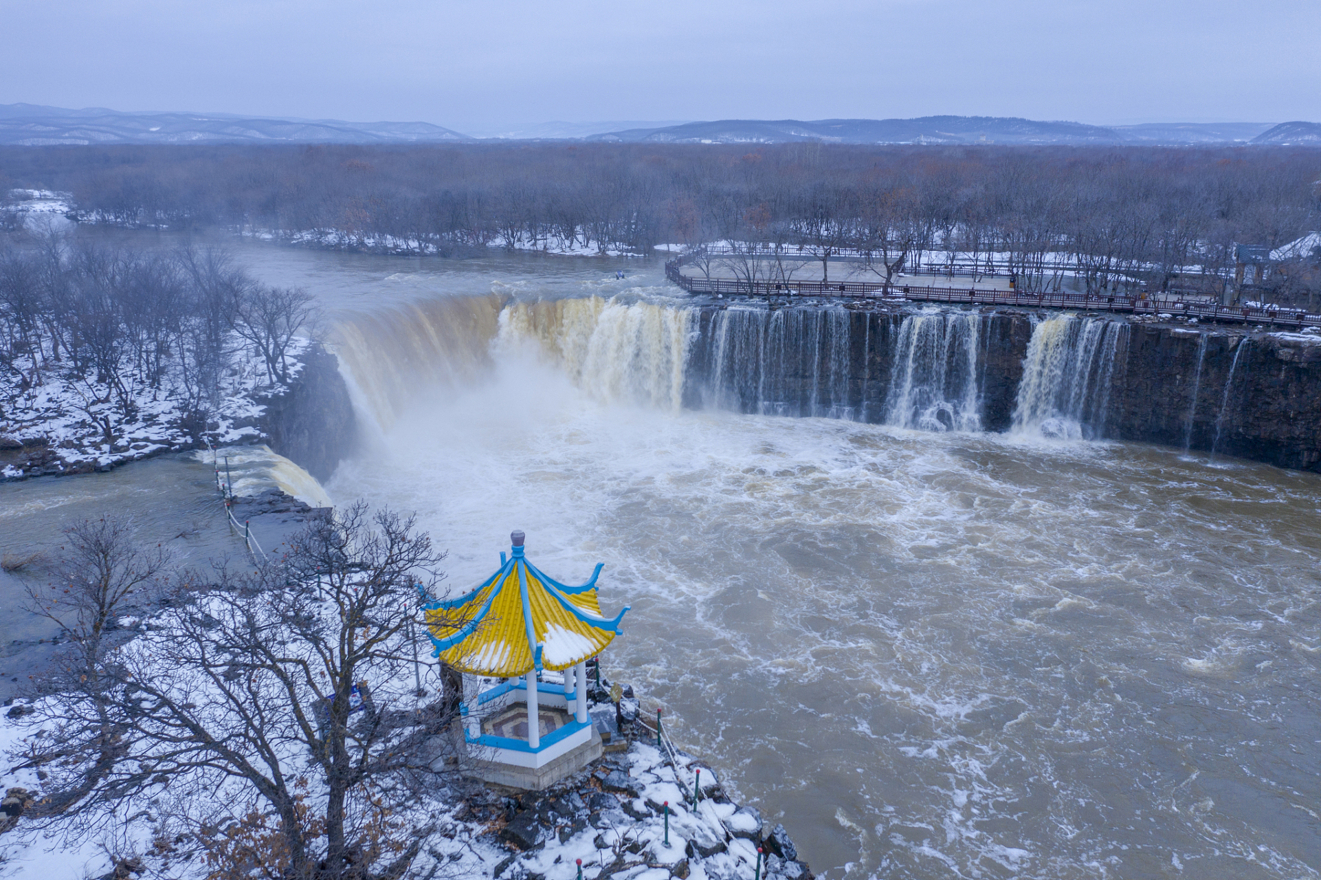 秋天到牡丹江旅游必去的一个景点是镜泊湖.