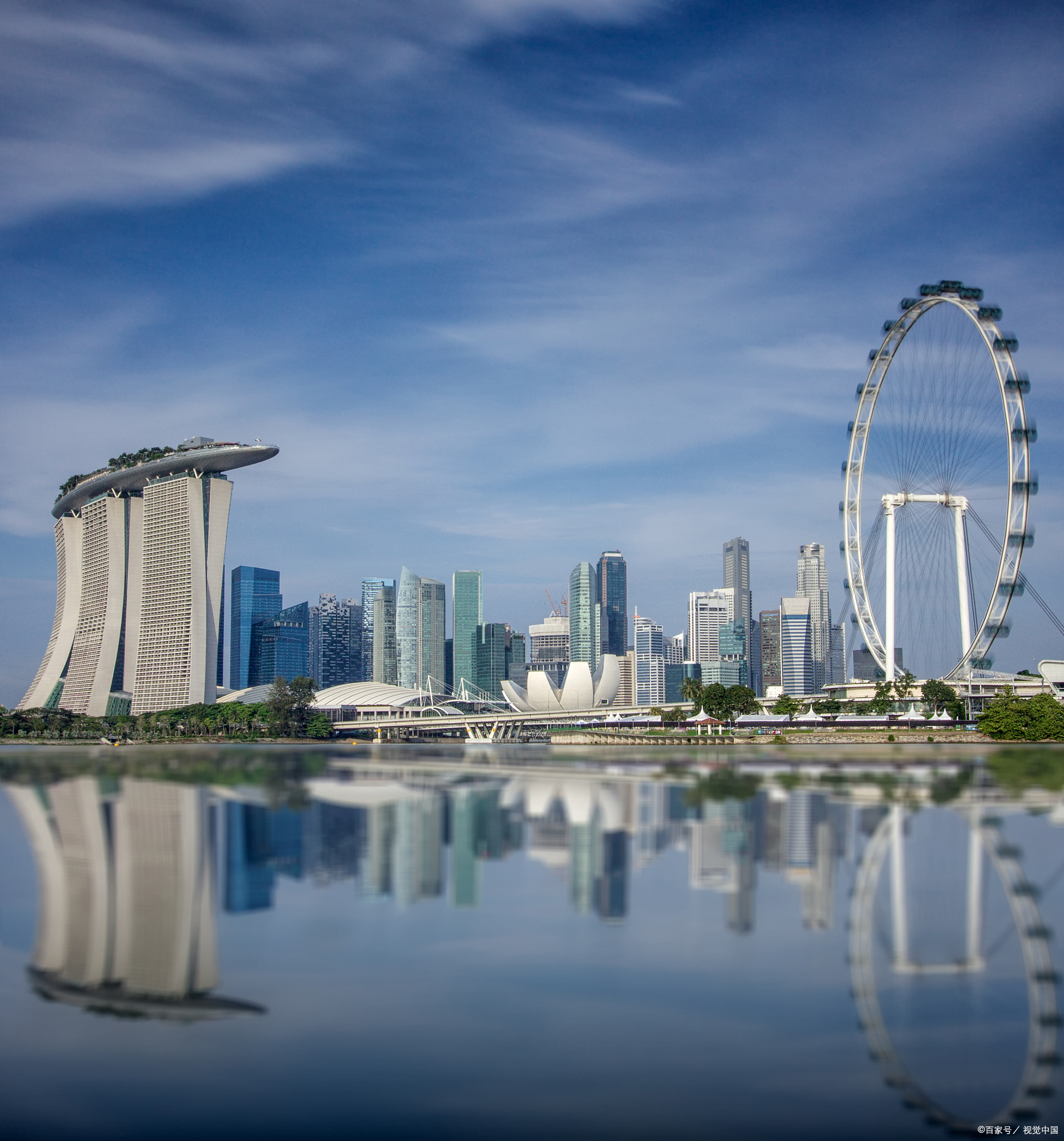 新加坡最出名的景点之一就是著名的"滨海湾金沙".