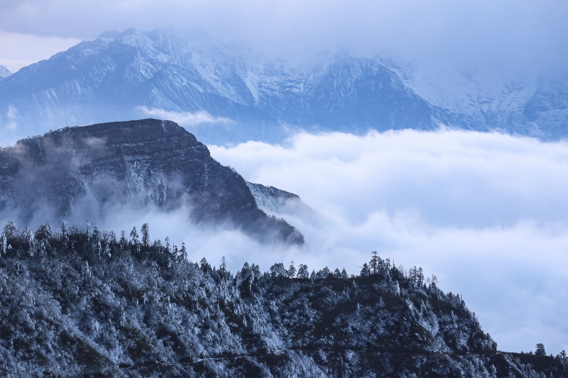 首先,了解定西市石门雪山的具体位置.