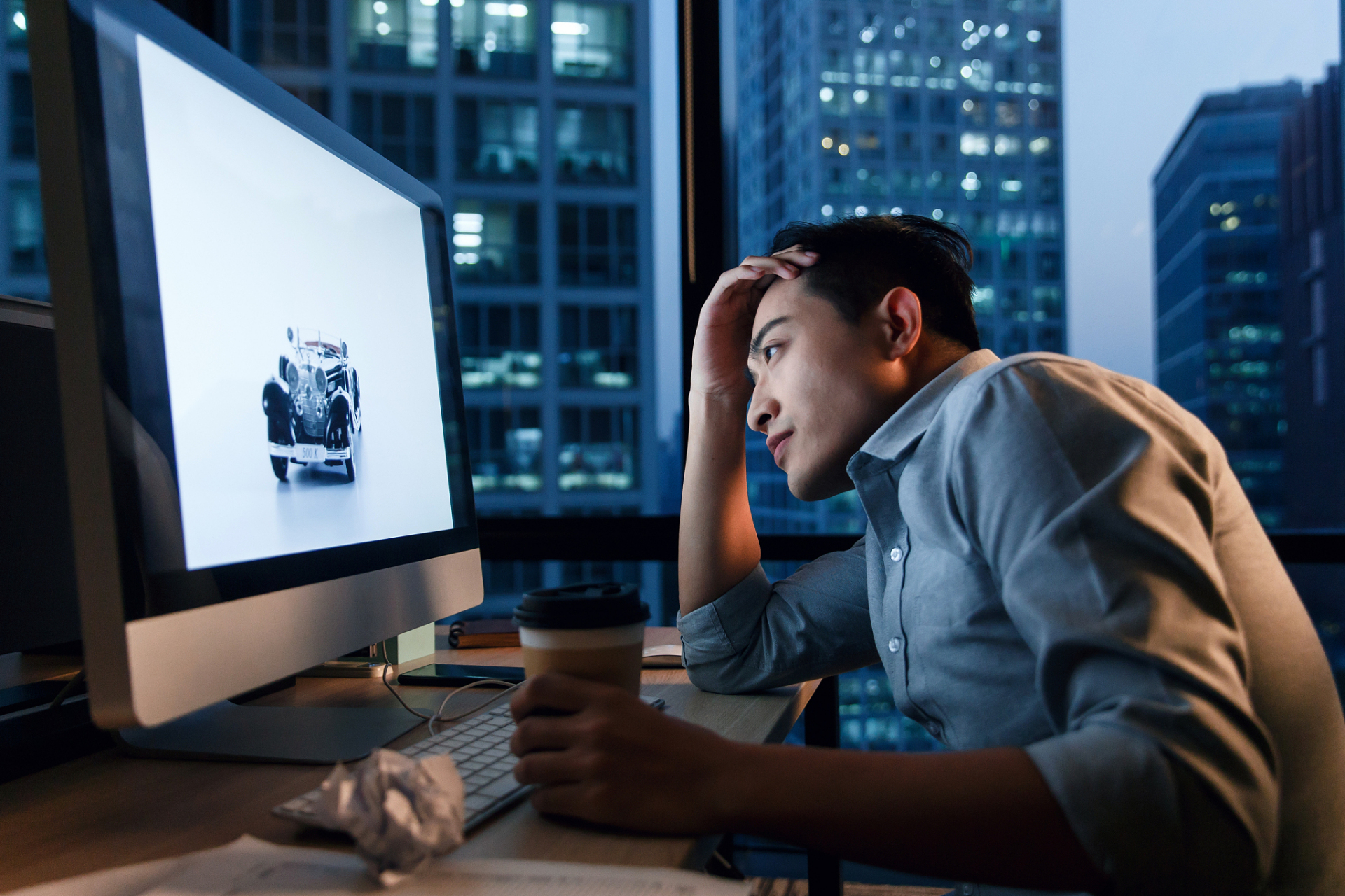 【配图检索词】:年轻人与压力.年轻人想躺平的思想错了吗?