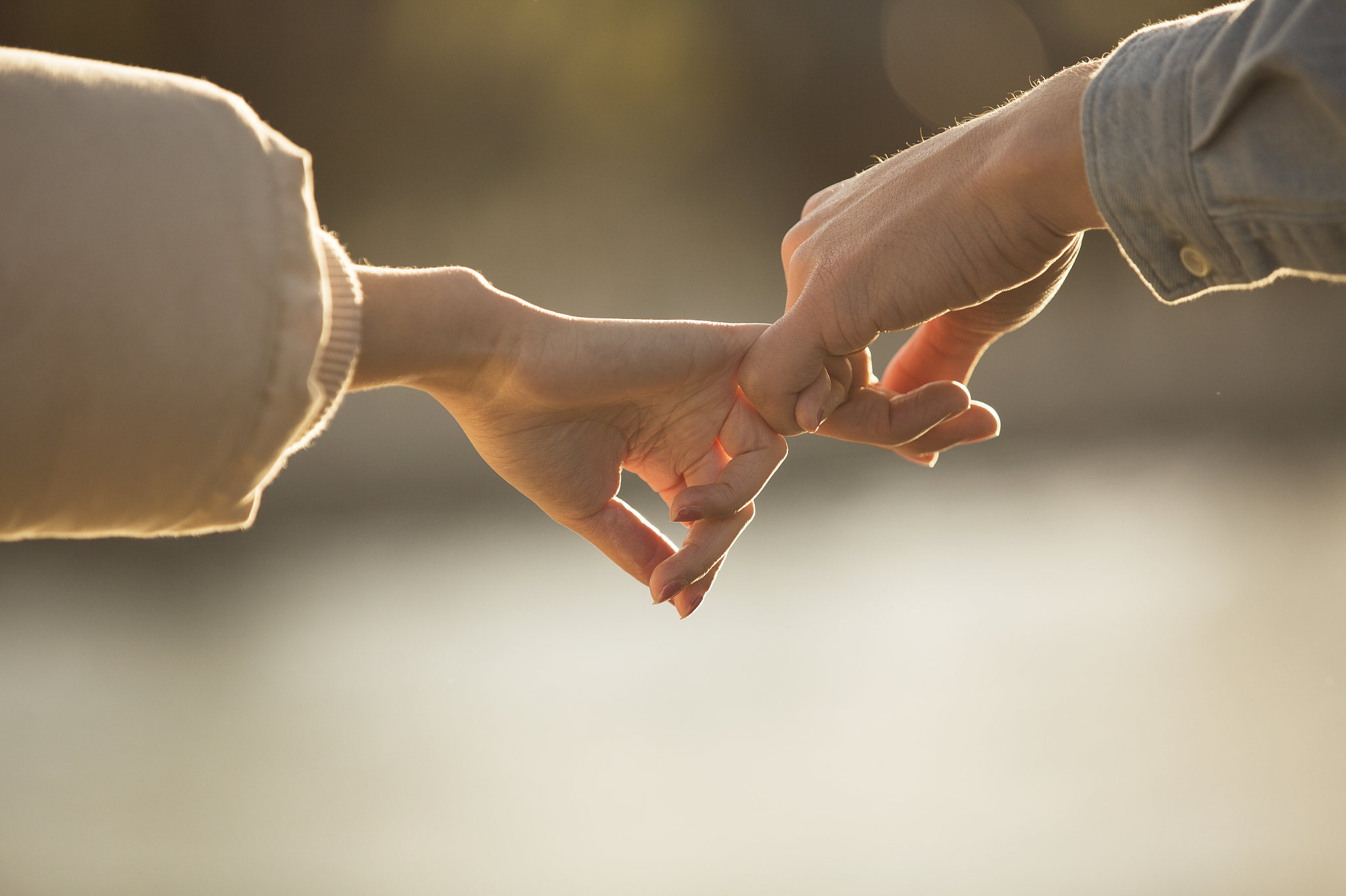 一对六旬夫妻在云南山体滑坡中紧紧拉着手,躺在床上,令人泪目