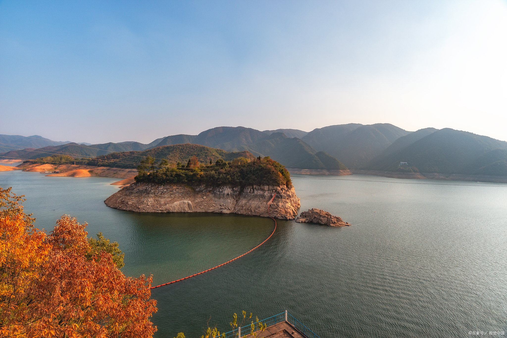 这里有许多值得一游的景点,包括丹江口水库,武当山,丹江口大坝等.