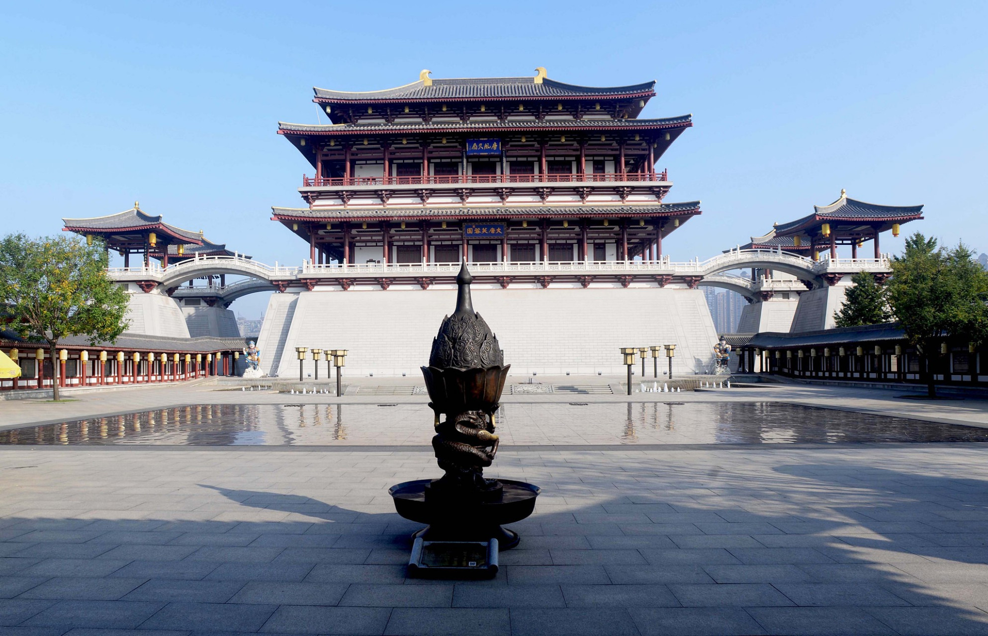 大唐芙蓉园位于中国陕西省西安市临潼区,是一座集唐代花园,生态农业等