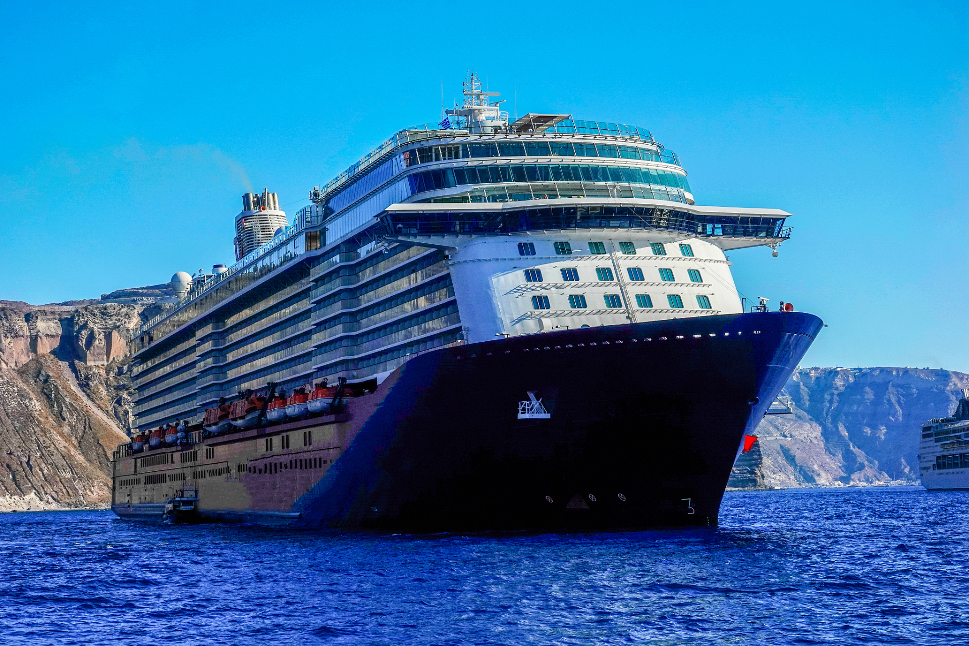 "山东烟台,海上客轮航线一位江苏籍女乘客坠海,引发网友热议.