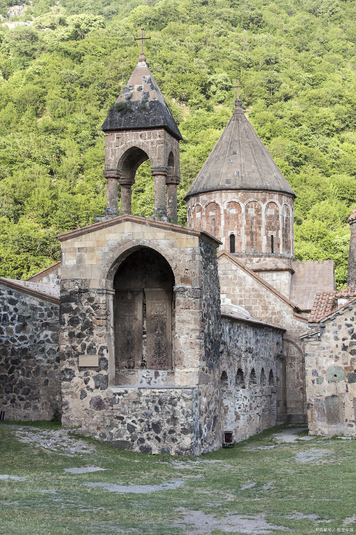 穿越时光的苏格兰瑰宝:弗尔法,魅力古镇的尖顶之旅  在遥远而迷人的