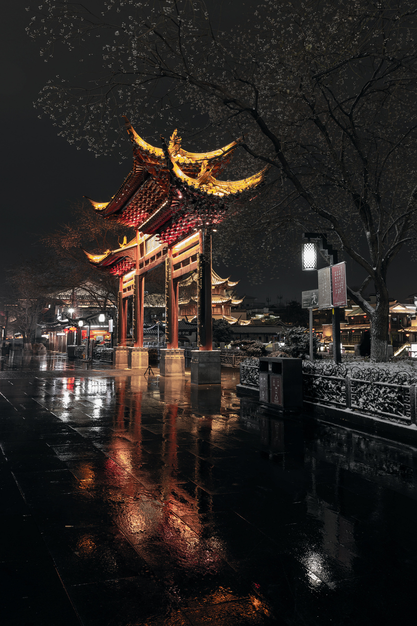 东关街:作为扬州最具代表性的历史老街,东关街在夜晚华灯初上时更显