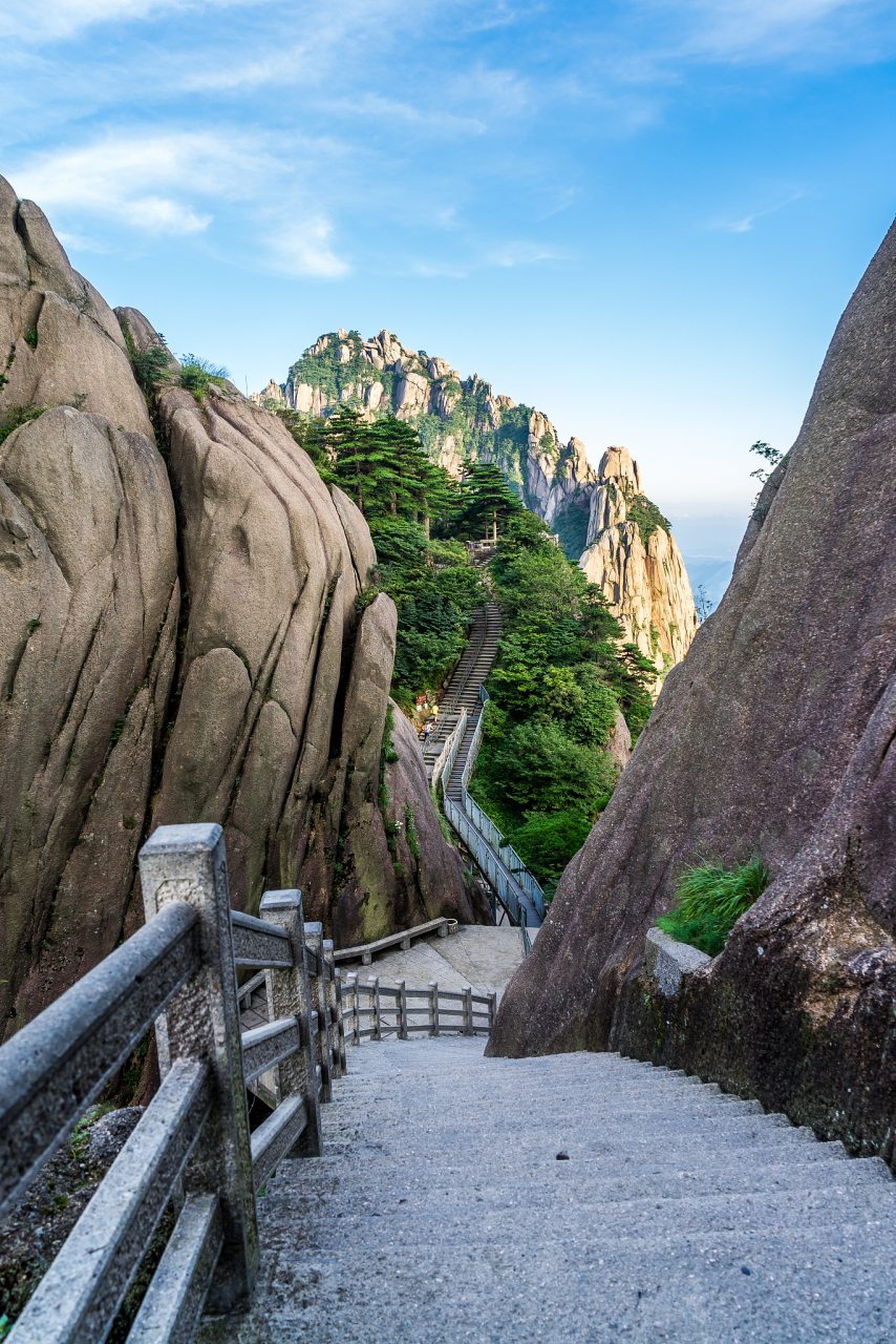 9015黄山,位于中国安徽省,是中国著名的风景名胜区之一,也是中国