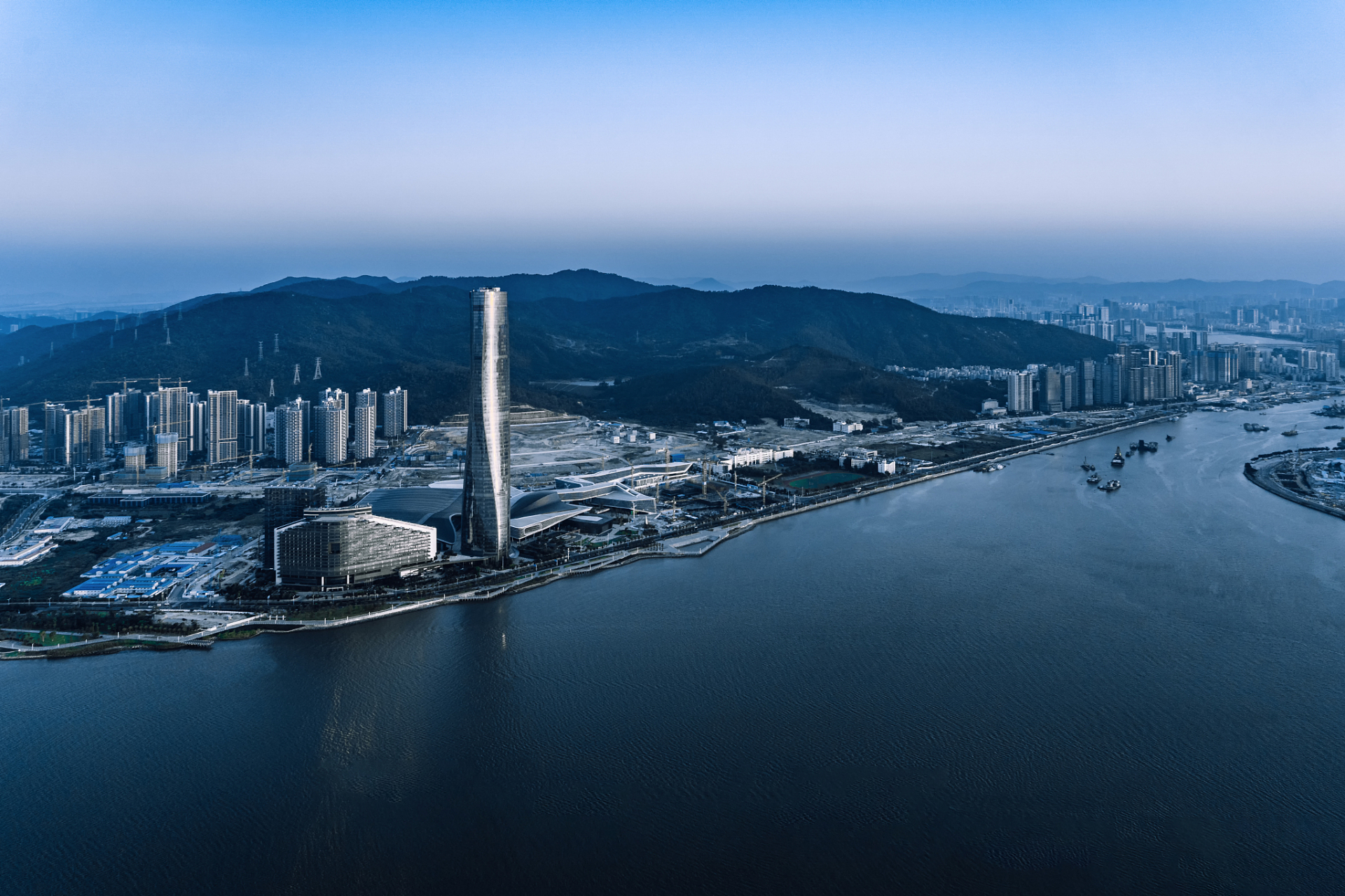 珠海市金湾区是广东省珠海市的一个区,是一个美丽的海滨城市,旅游资源