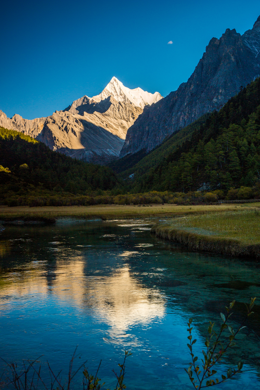 自从看过了《从你的全世界路过》这部电影,我便对四川的稻城亚丁产生