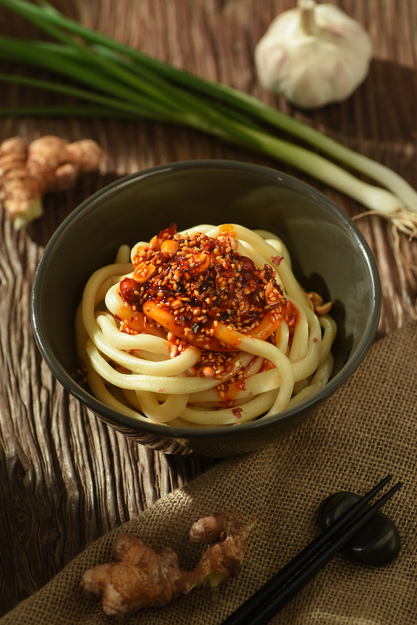 成都的甜水面,面条q弹,汤汁浓郁,回甘微甜,就像这座城市一样,温暖而