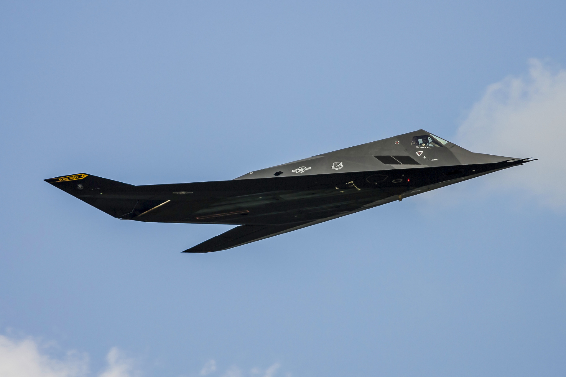 近日,美国空军公布了新一代隐形轰炸机b21的官方图片,引发全球关注.