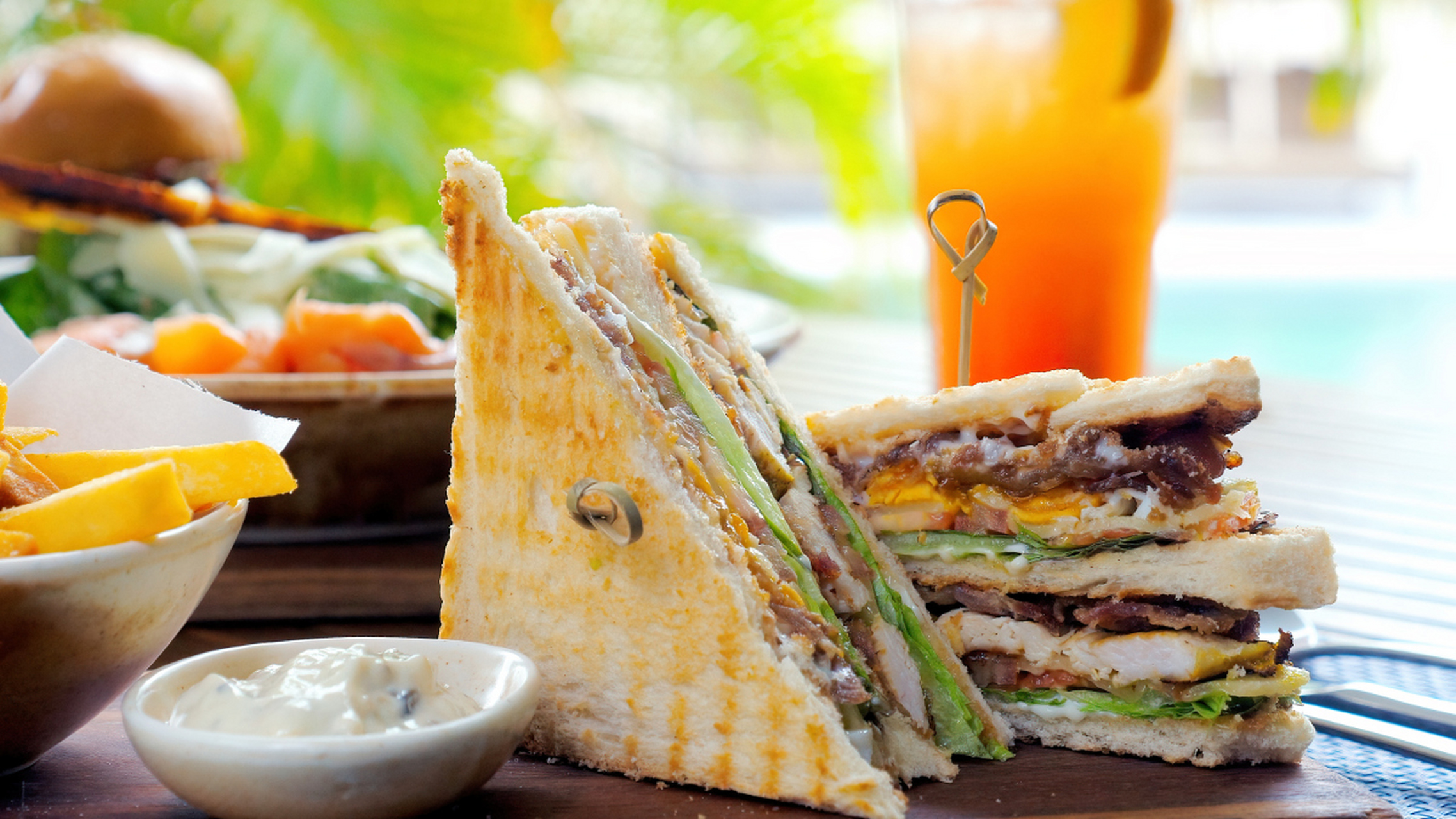 三明治是西餐里最普通的一道菜,里面通常是有两块块面包和不同的馅料