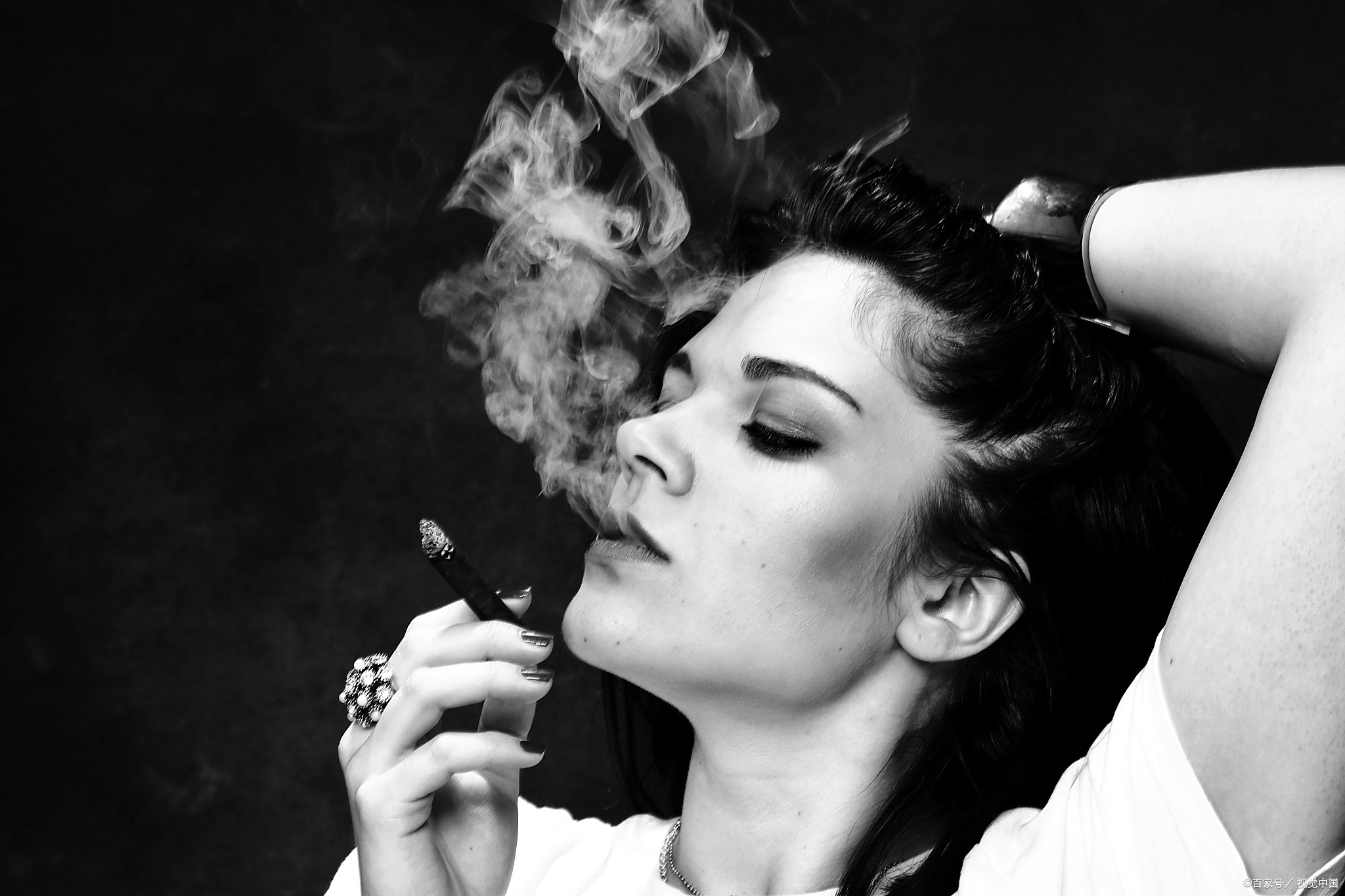 敢抽烟的女人说明什么?