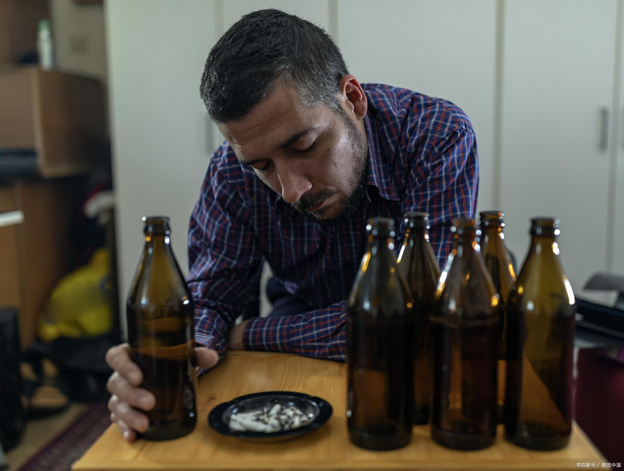酒精会对肝脏脂肪造成影响,会导致脂肪肝,肝硬化等病症;  伤胃.