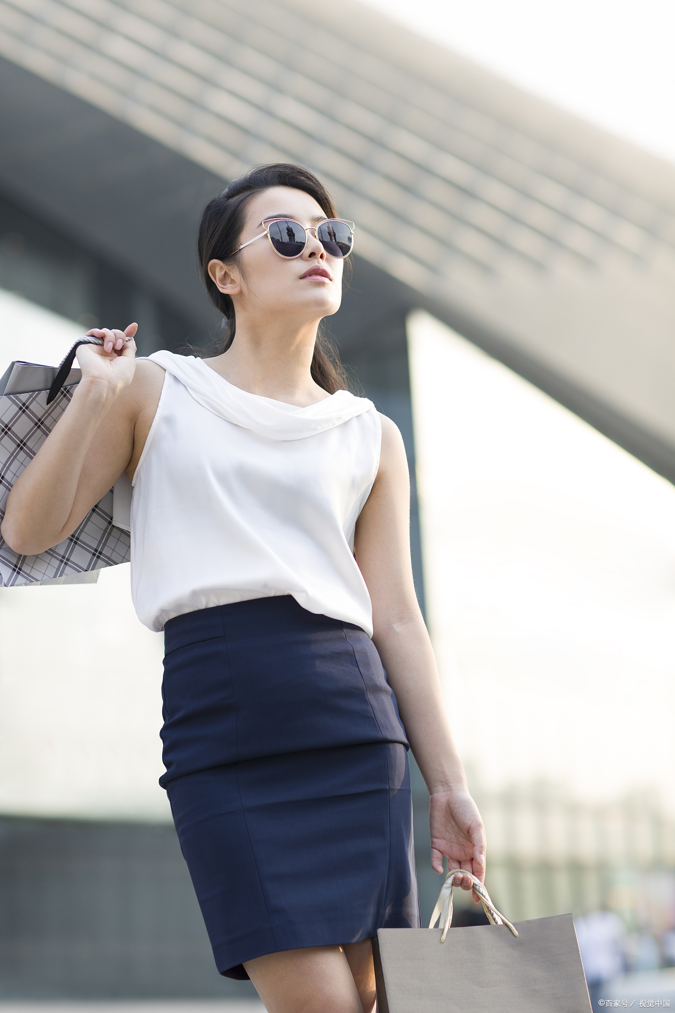 喜欢化妆,精致打扮自己的女人,往往都有这几个特征