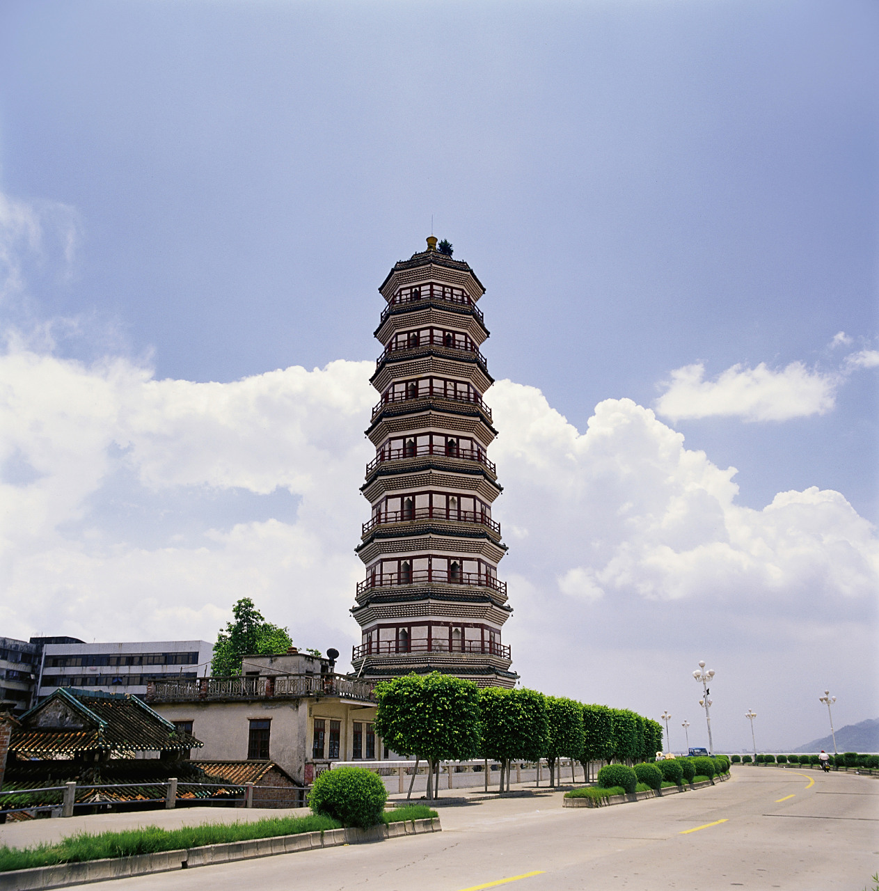 佛山千佛塔是佛山的标志性景点之一,也是广东省内最古老的砖塔之一.它