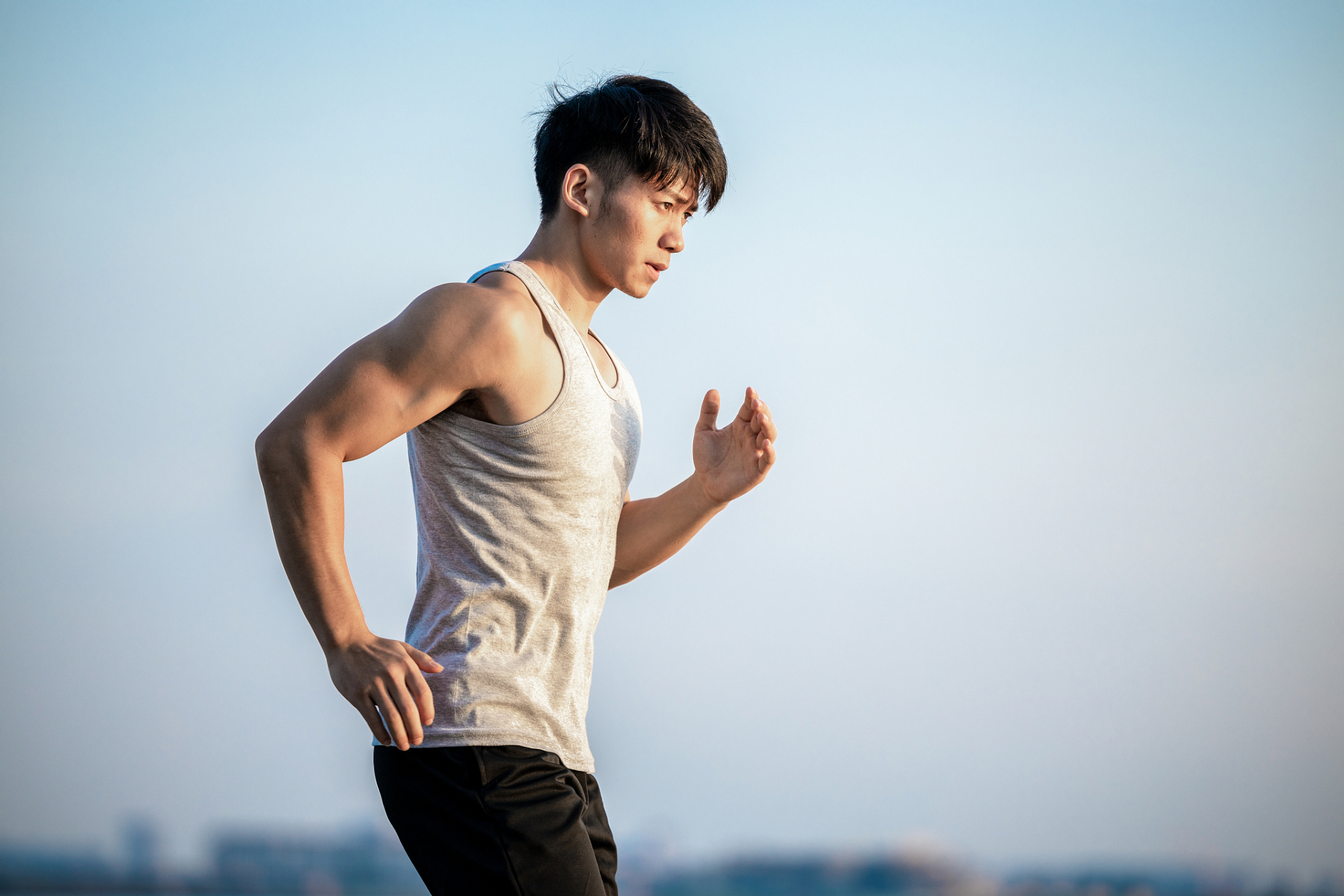 男生怎么保养才能延缓衰老? 1, 保持标准的体重,身材匀称.