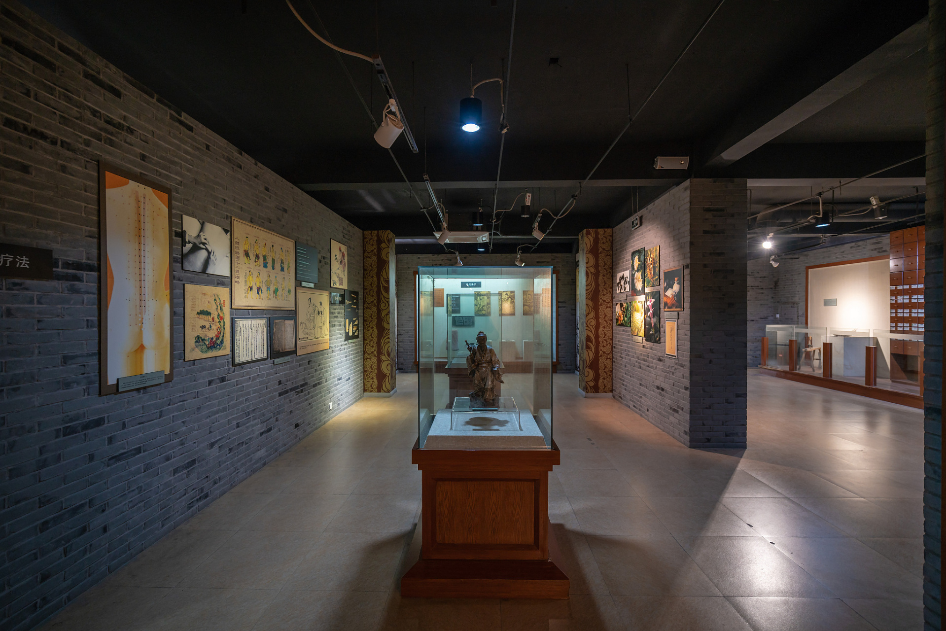 腾冲博物馆是一座集古文物展示,历史研究和文化交流为一体的综合性