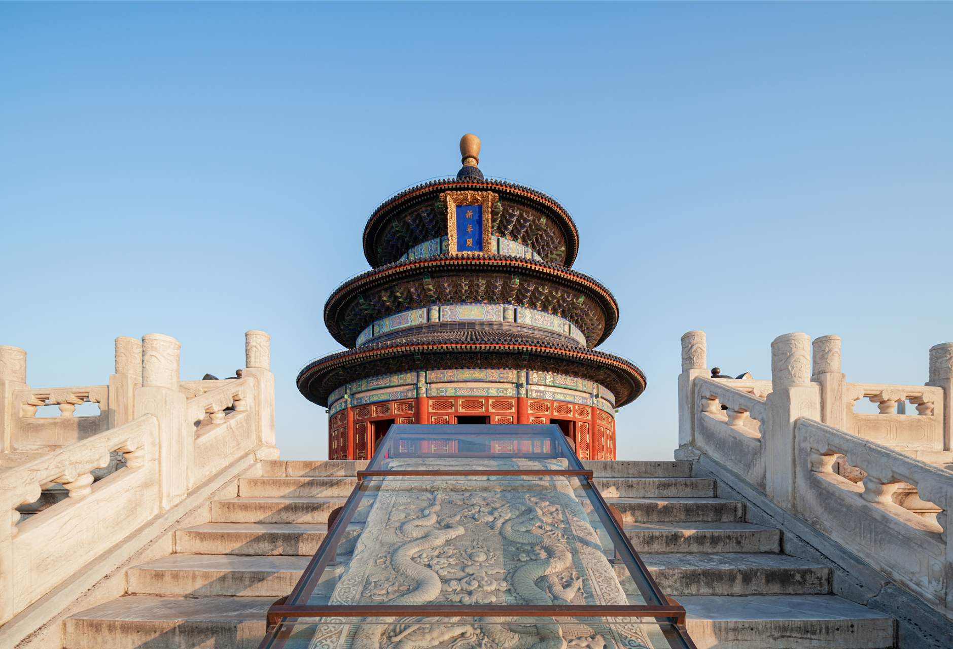 北京天坛公园是著名的旅游景点,拥有众多历史建筑和景观,承载着中华