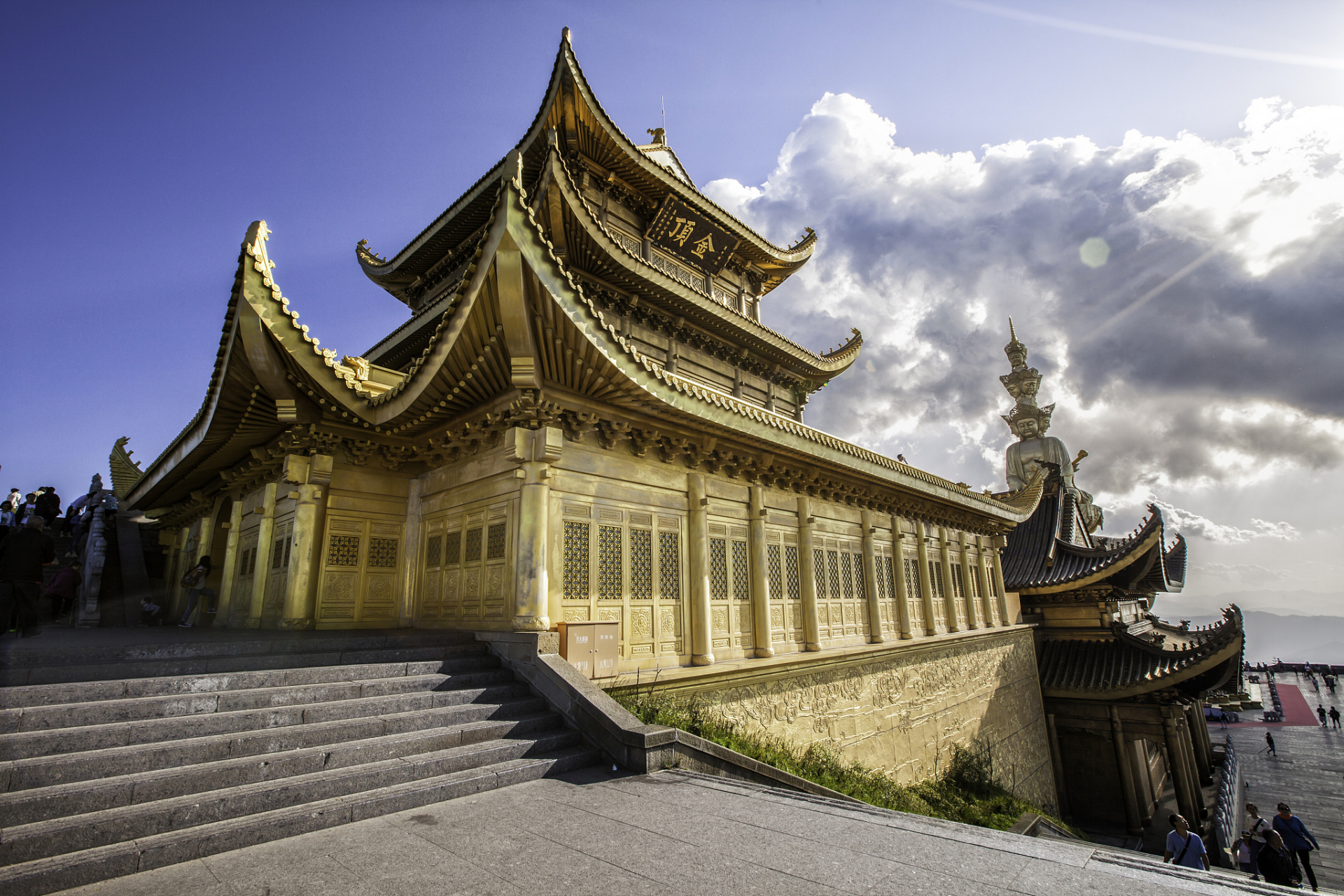 金顶寺是腾冲的一颗文化明珠,位于灵宝山山巅.