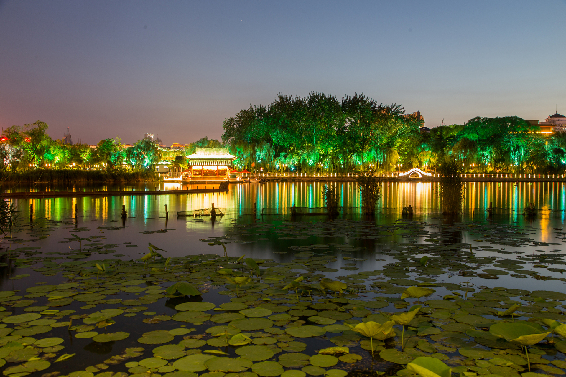 济南的大明湖风景区无疑是一个绝佳的选择!
