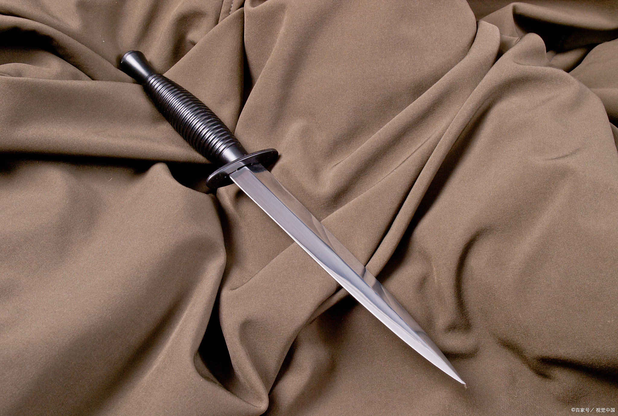 这是因为,人的腹部脂肪太多,即使最锋利的军刀,也难以把肚子刺穿