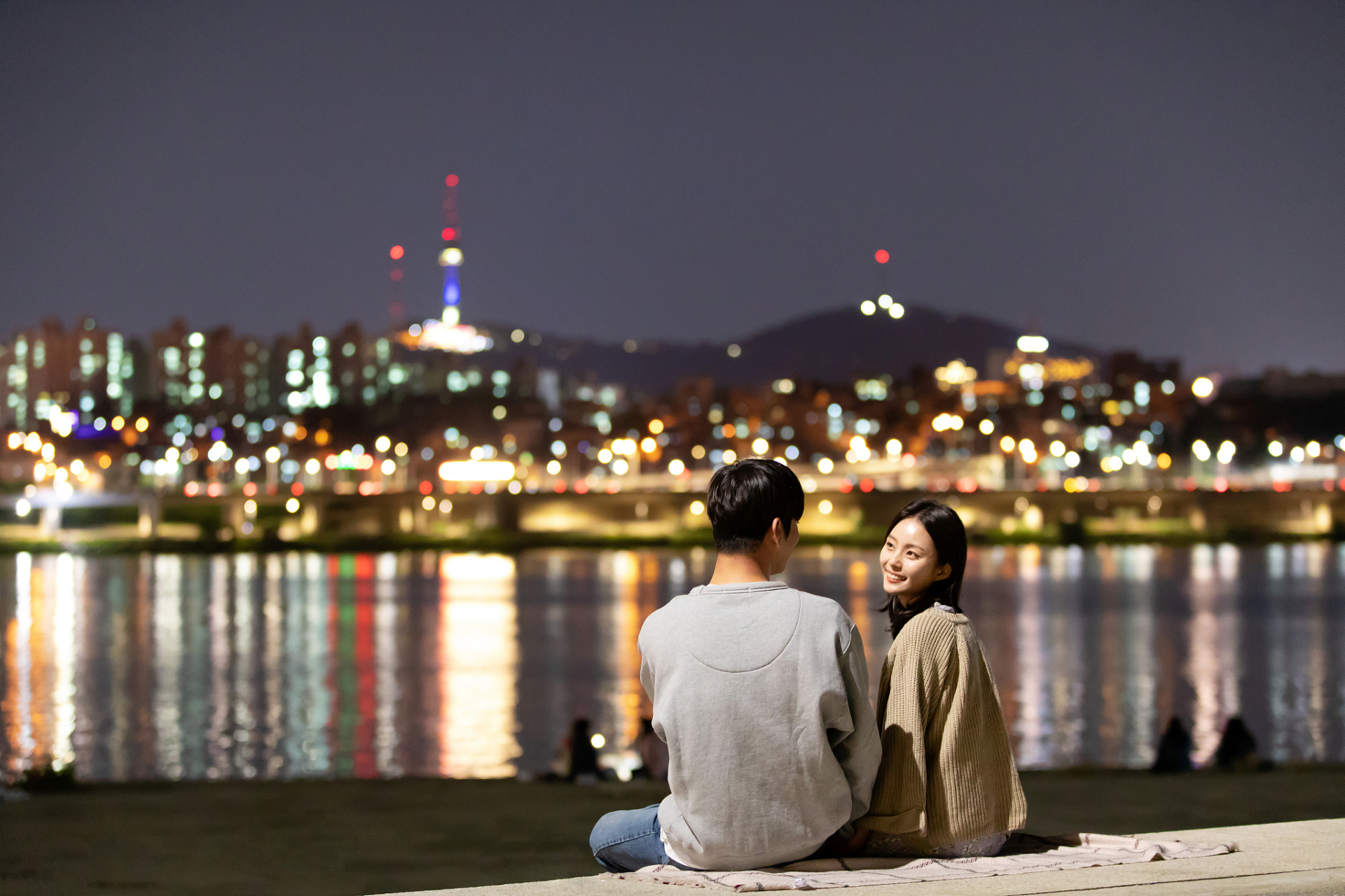 两个人在看夜景,一个人说:"世界上最美丽的地方是哪里?