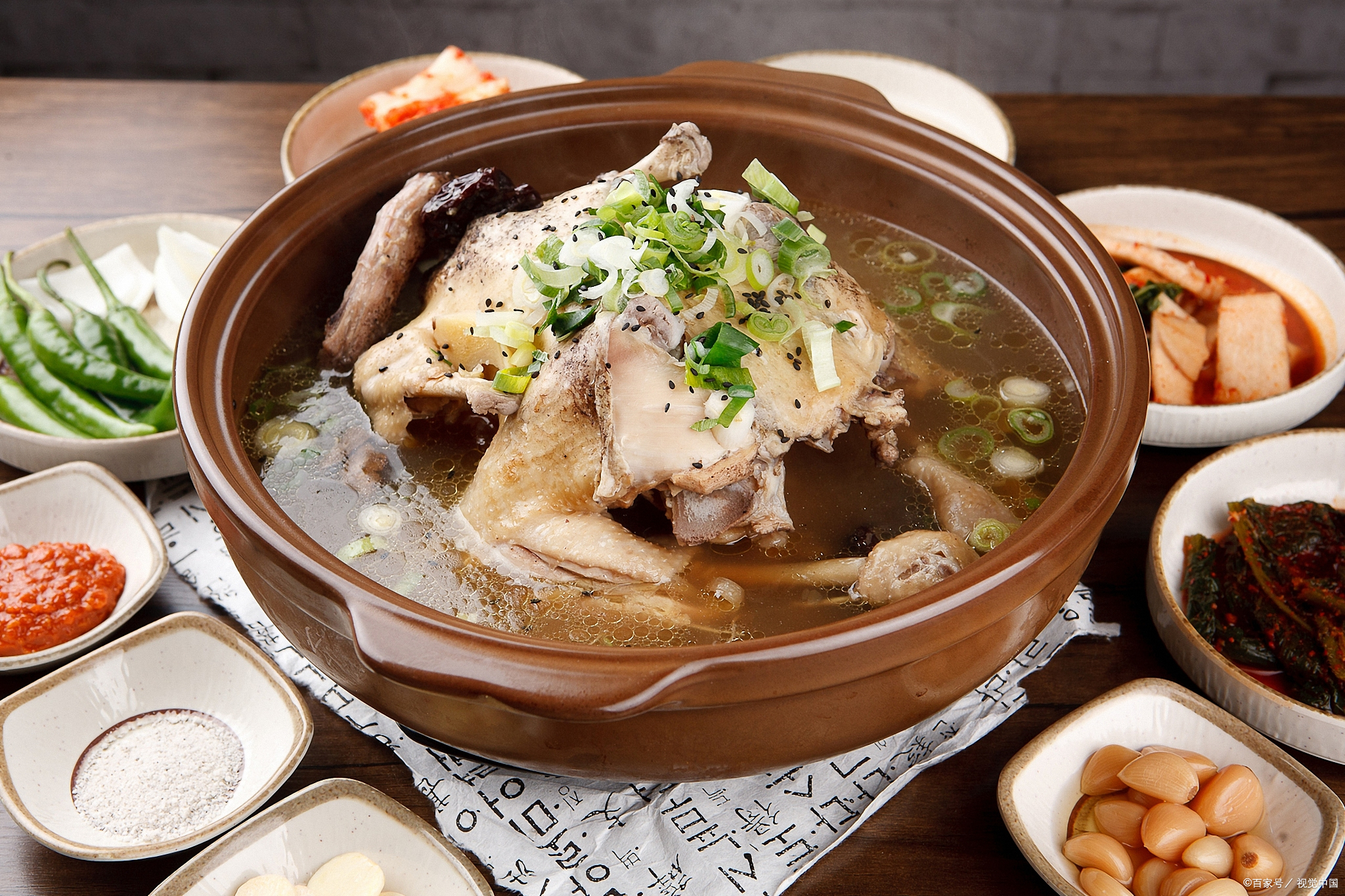 炖老母鸡确实需要一些技巧和耐心,因为老母鸡的肉质相