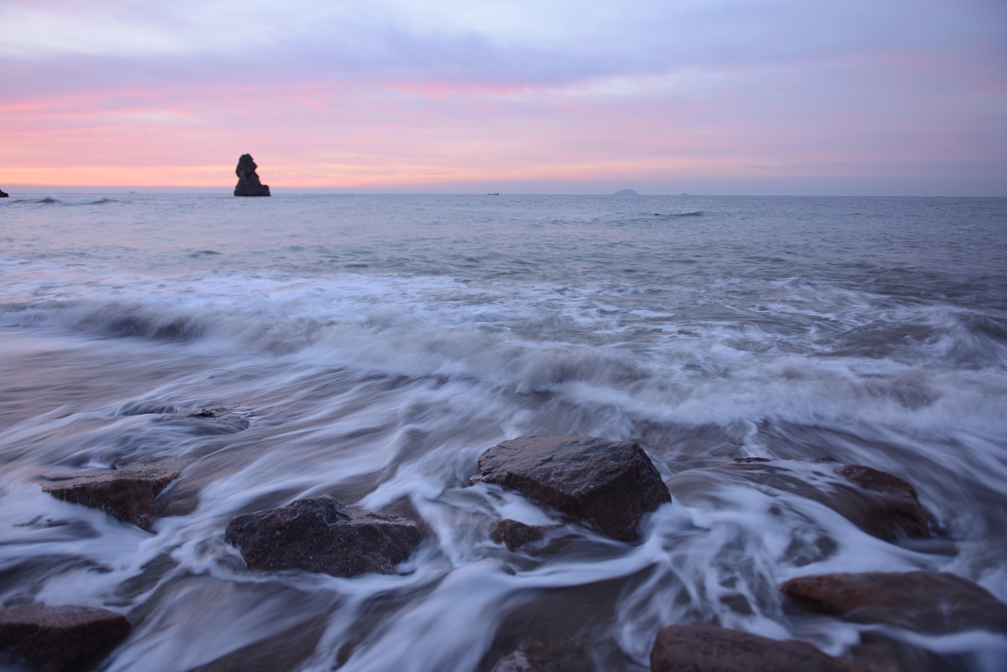 打卡地: 1小麦岛:日落时分的粉色天空配海海穿过礁石
