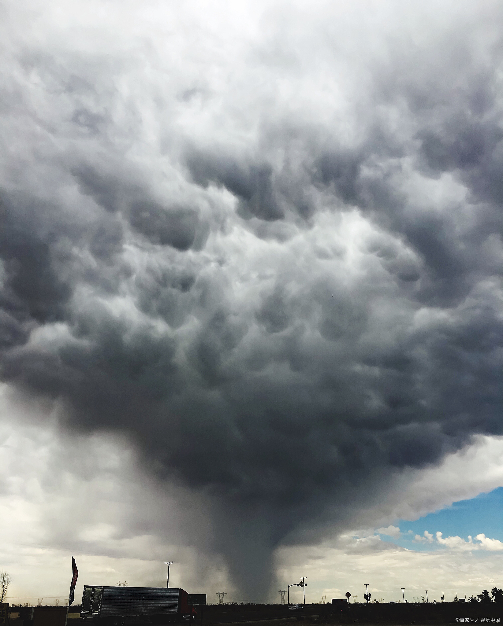 8月12日,一个超级单体风暴云出现了,它像一个巨大的漩涡,遮蔽了天空