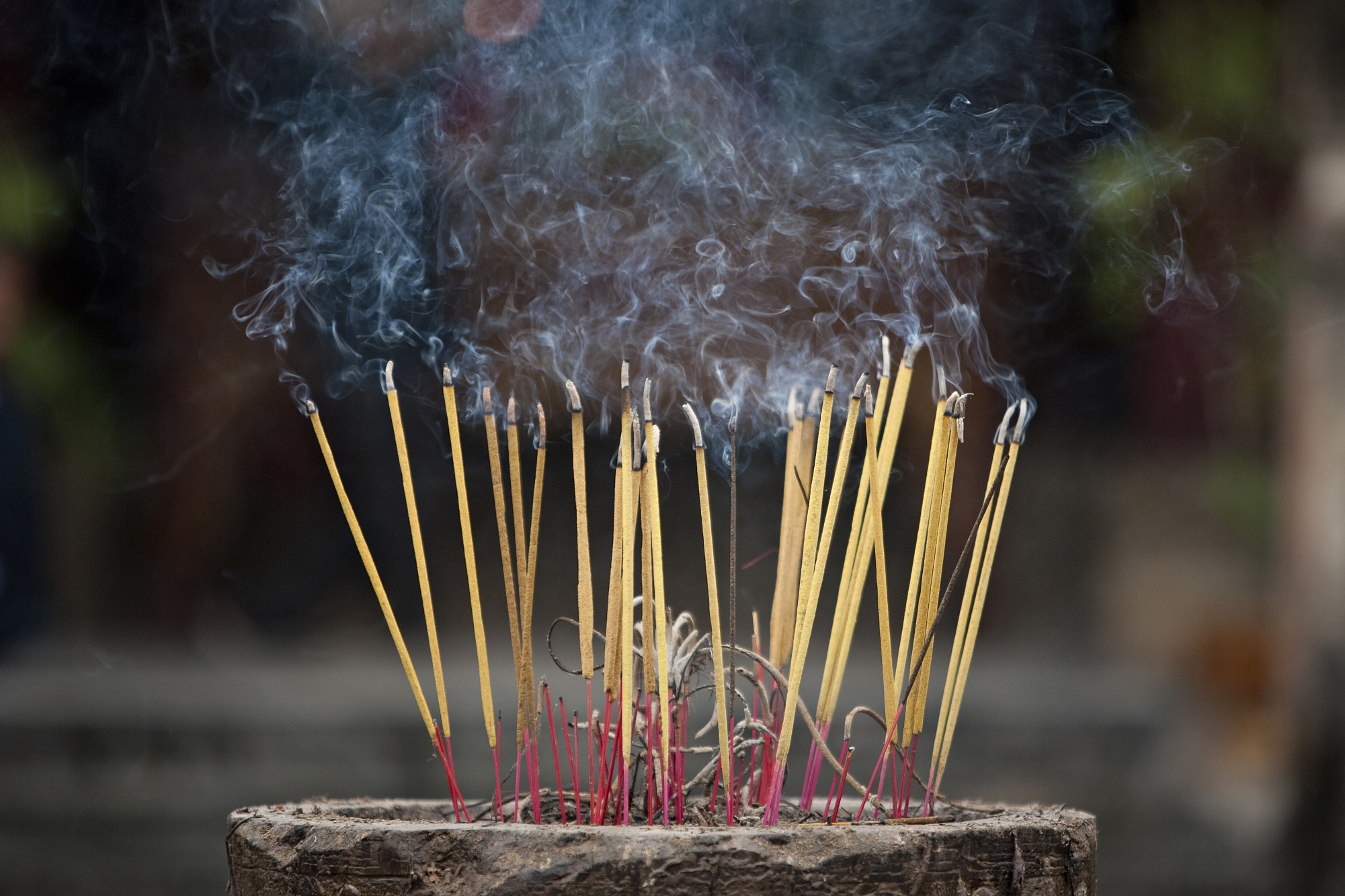 烧香拜佛是古老而神秘的习俗,寄托着无数虔诚与祈愿