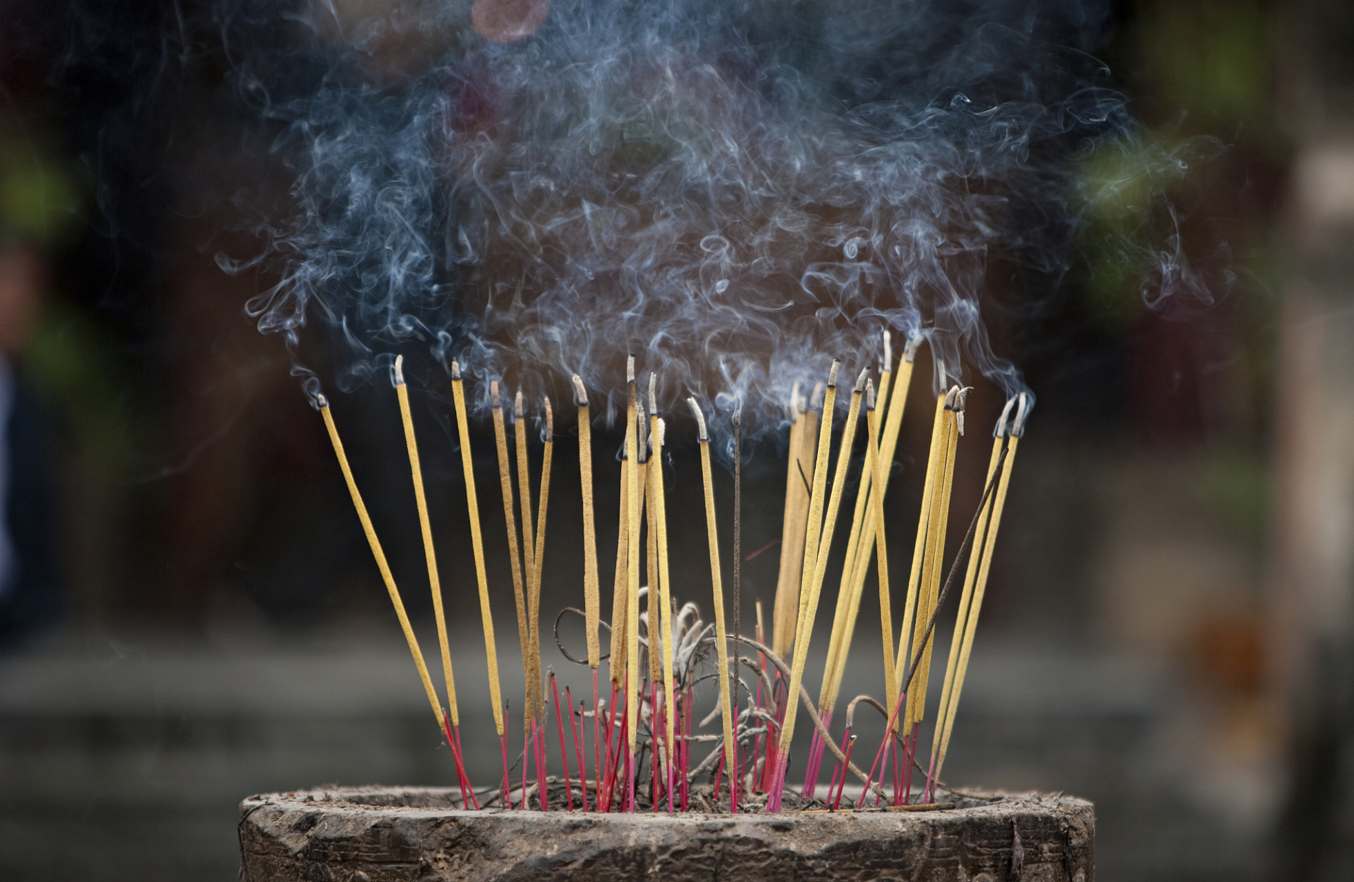 烧香拜佛是古老而神秘的习俗,寄托着无数虔诚与祈愿.