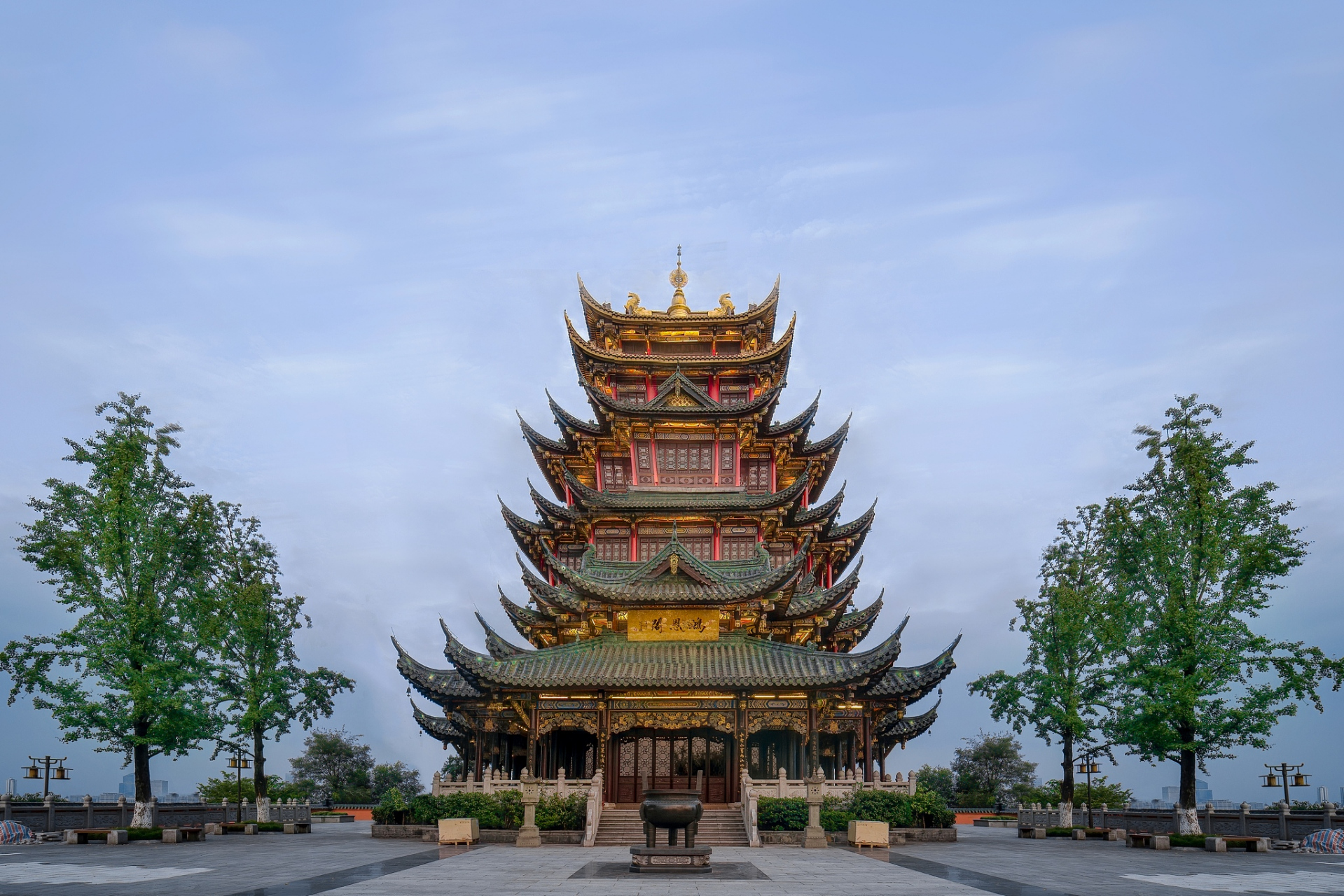 位于成都市成华区二仙桥南一路,是一座历史悠久的文化地标建筑