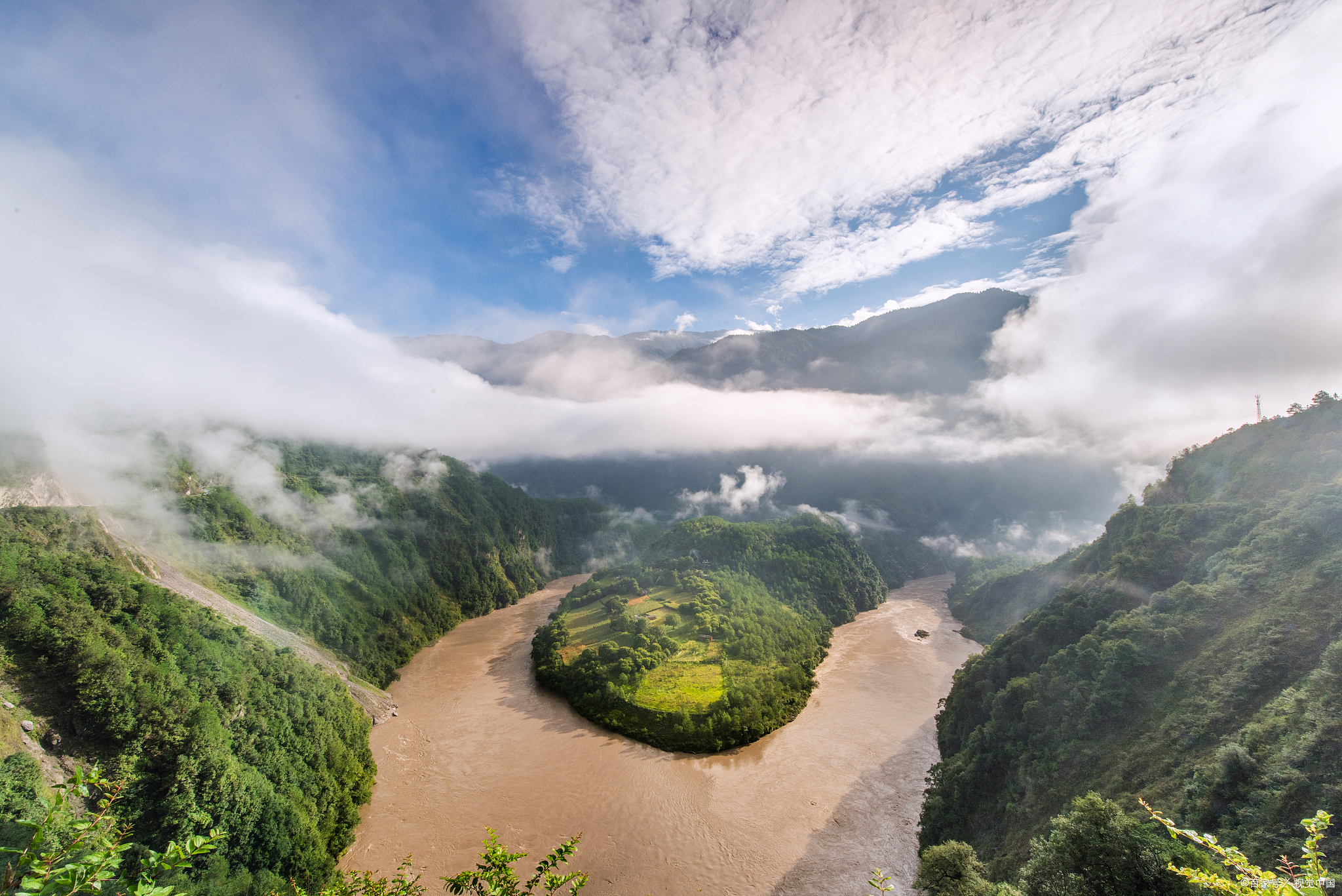 **怒江第一湾马蹄形峡谷,无人机穿越"人神共居"秘境!