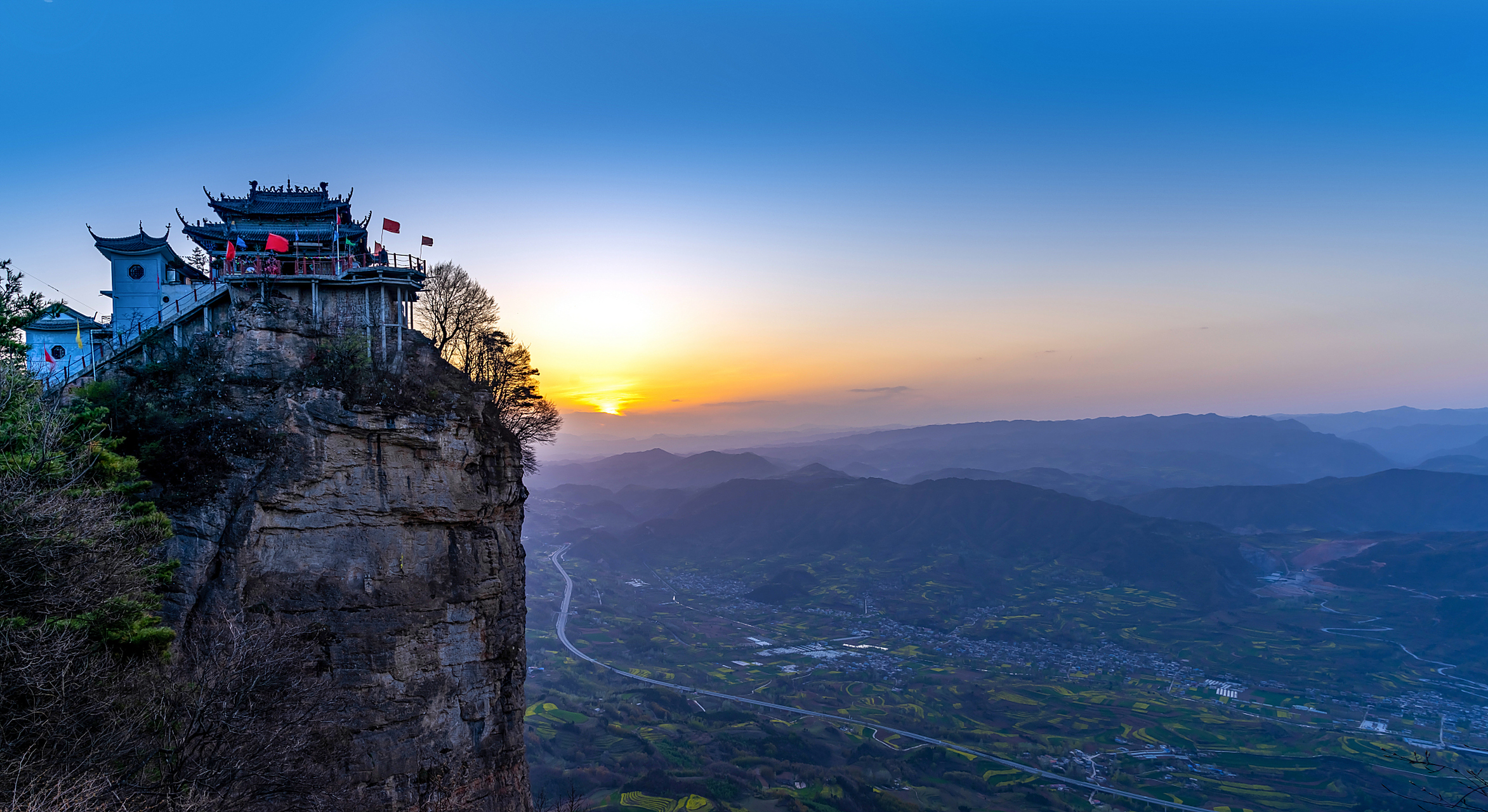 第4届龙头山云端杜鹃节# 汉中龙头山景区位于陕川交界处米仓山主梁