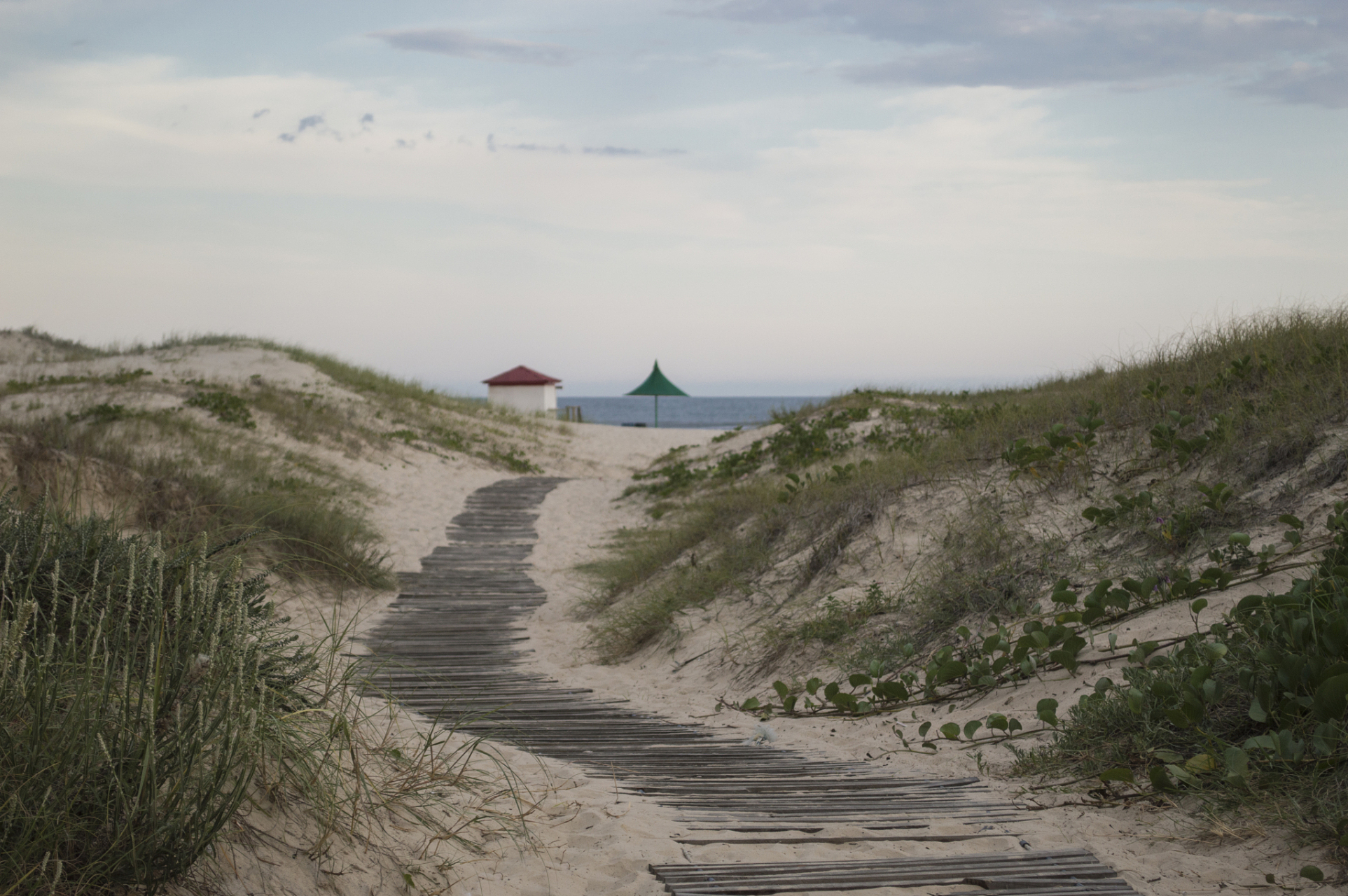 夏日慢慢游# 旅顺东鸡冠山,这座壮丽的山峰,以其独特的历史背景和