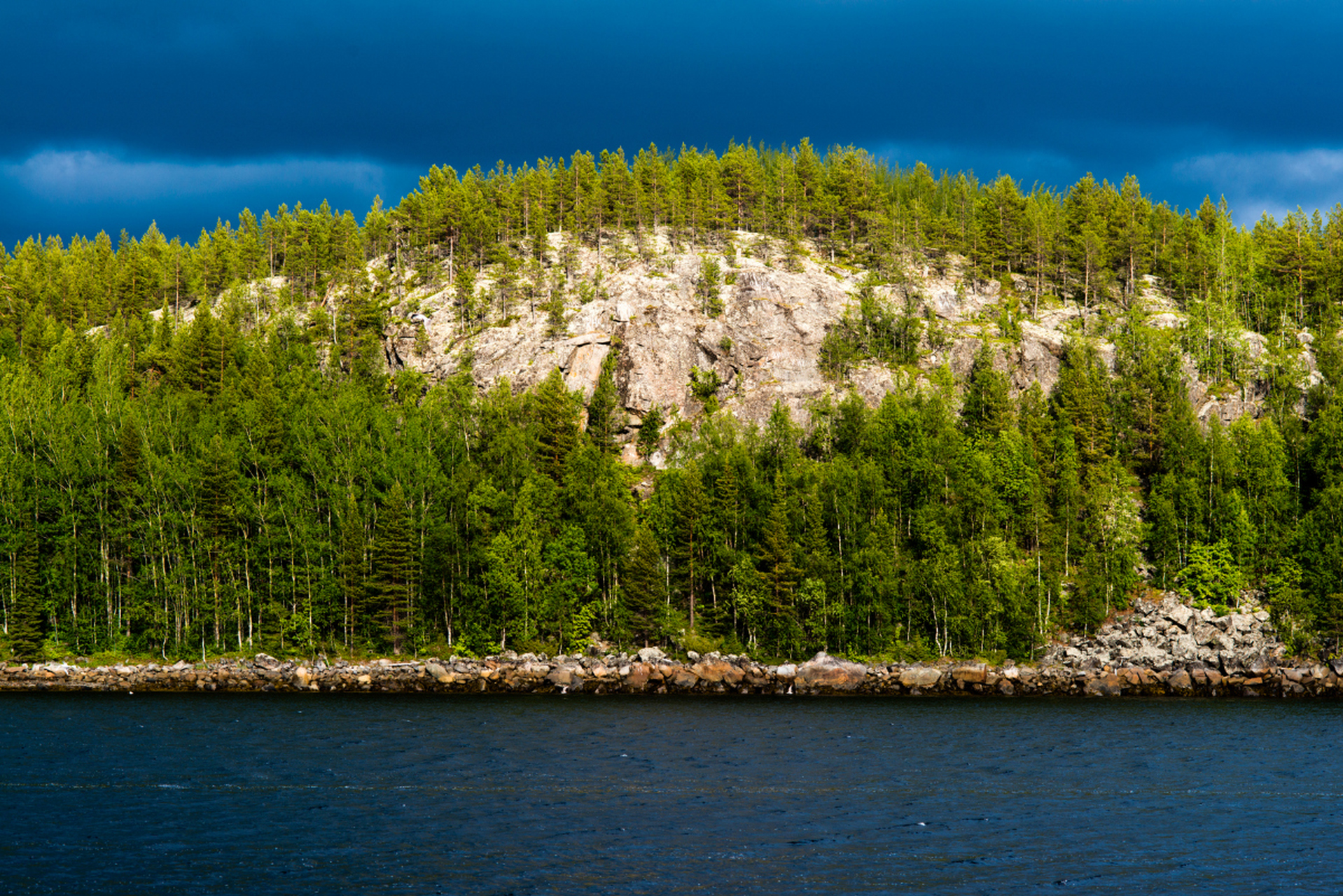 吐和高速是连接新疆托克逊县和伊犁自治州和田地区的主要公路,沿途