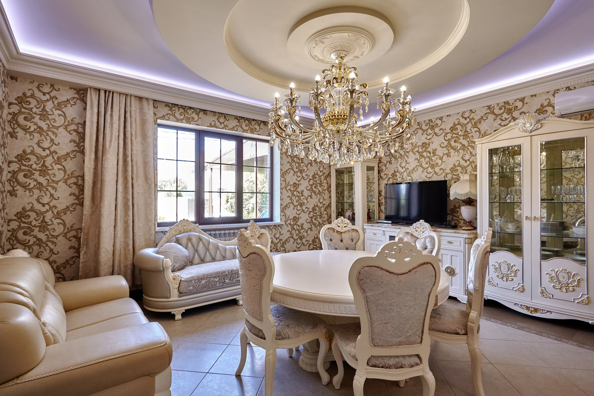 欧式客厅装修设计 在欧式风格的客厅装修中,色彩搭配尤为关键.