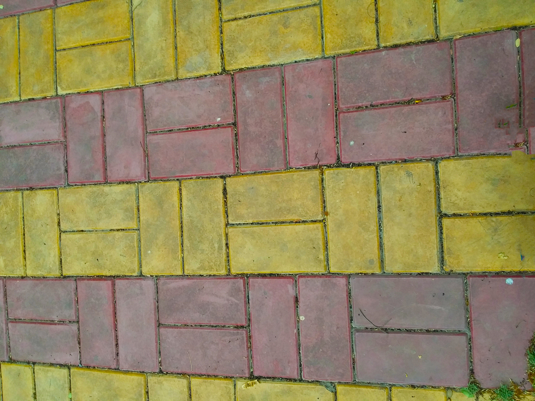 彩砖铺设要注意什么 彩砖只要在建筑物盖房子的时候